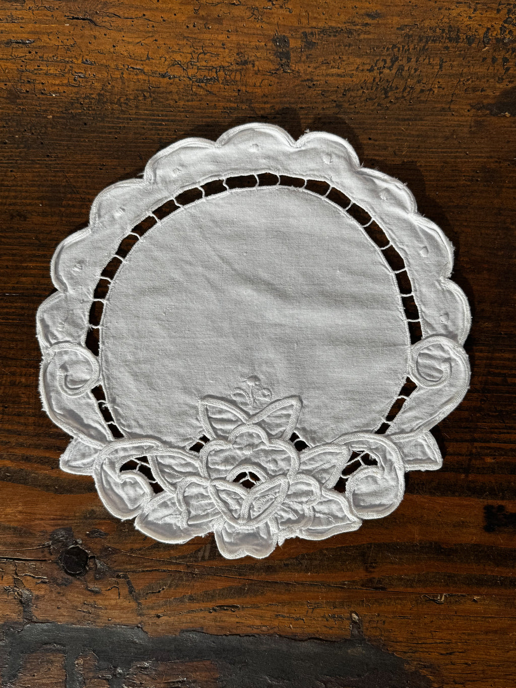 Ručně vyšívaný kulatý ubrousek