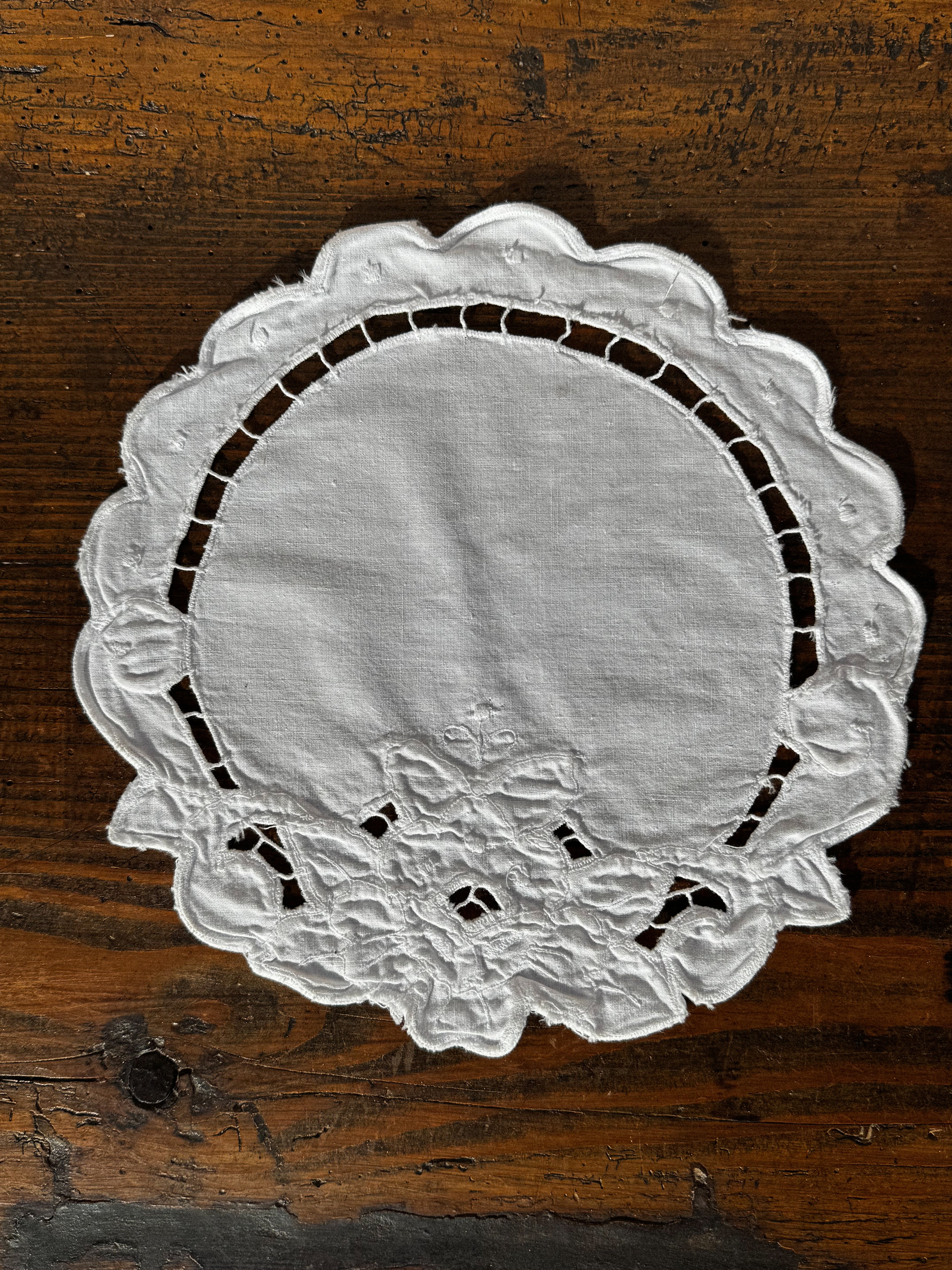 Ručně vyšívaný kulatý ubrousek