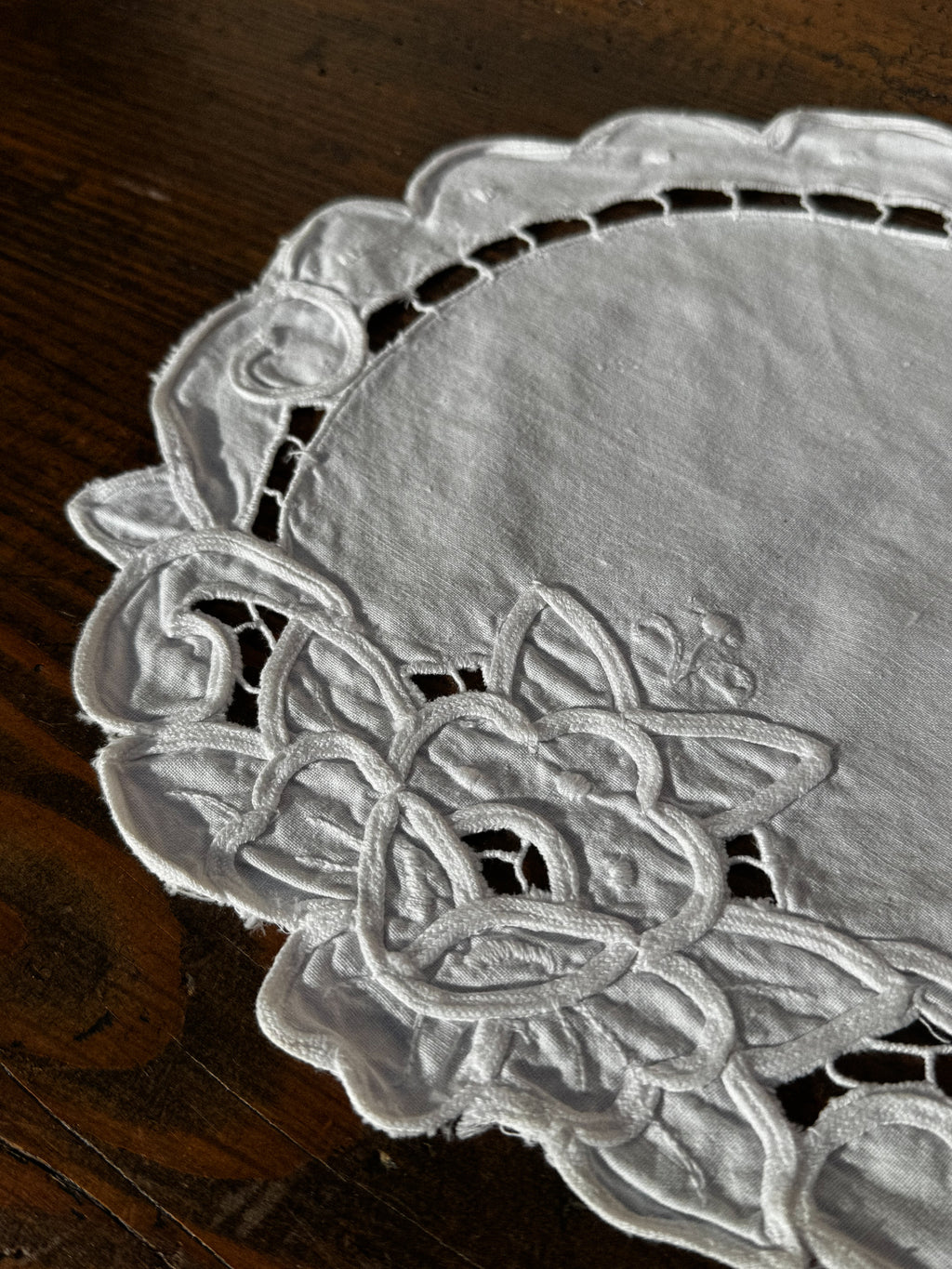 Ručně vyšívaný kulatý ubrousek