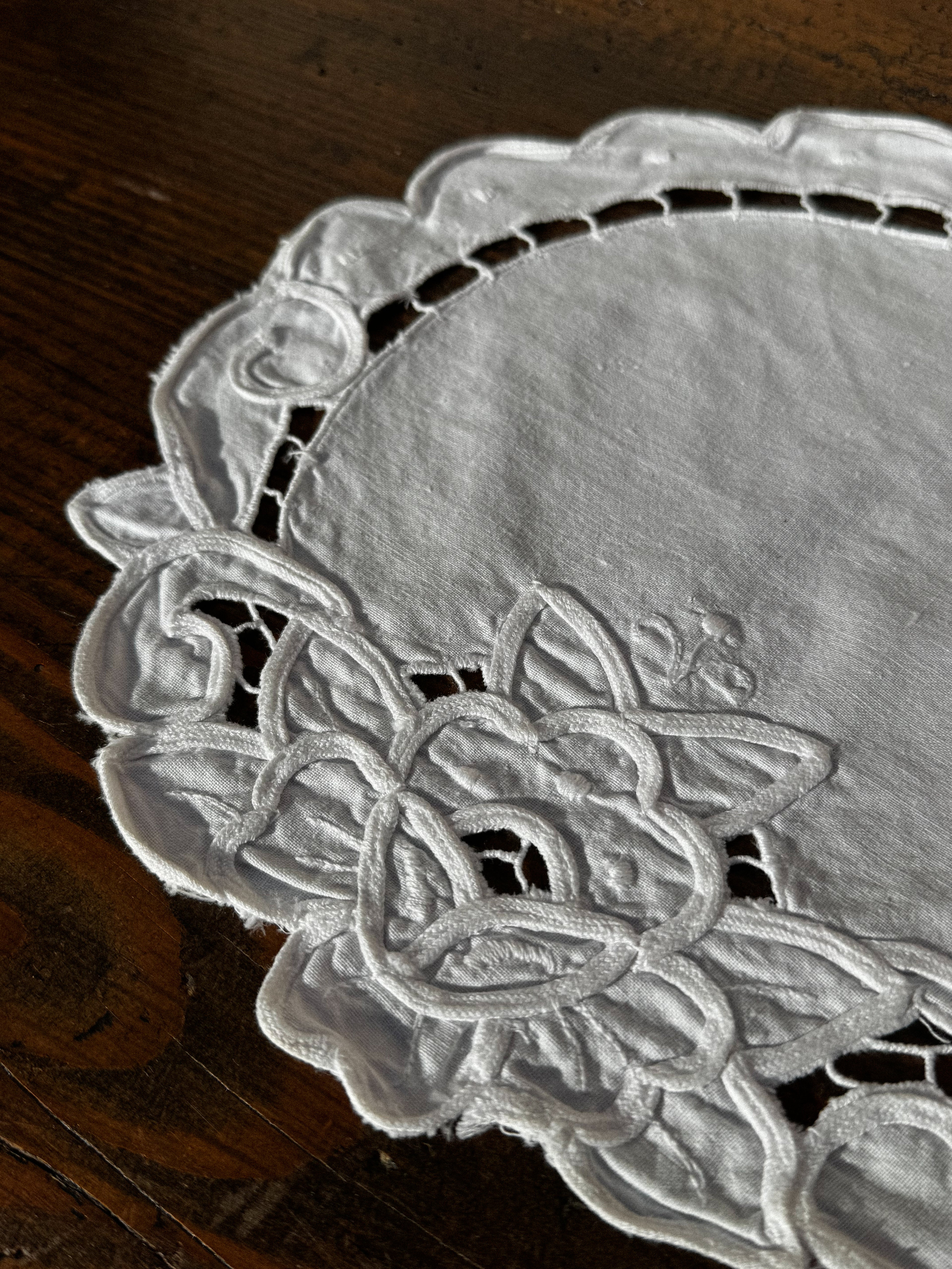 Ručně vyšívaný kulatý ubrousek