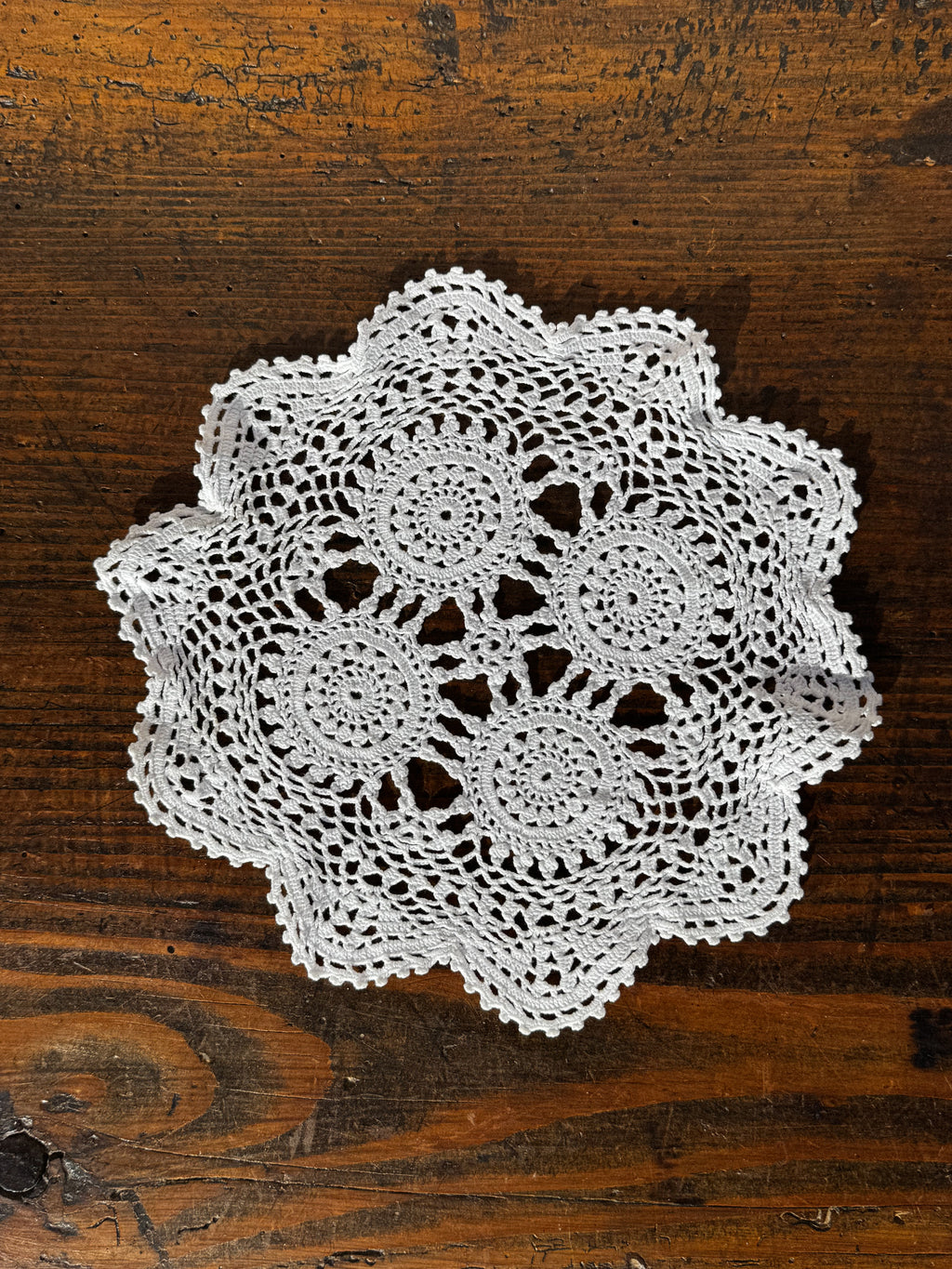 Ručně háčkovaný krajkový ubrousek