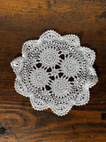 Ručně háčkovaný krajkový ubrousek