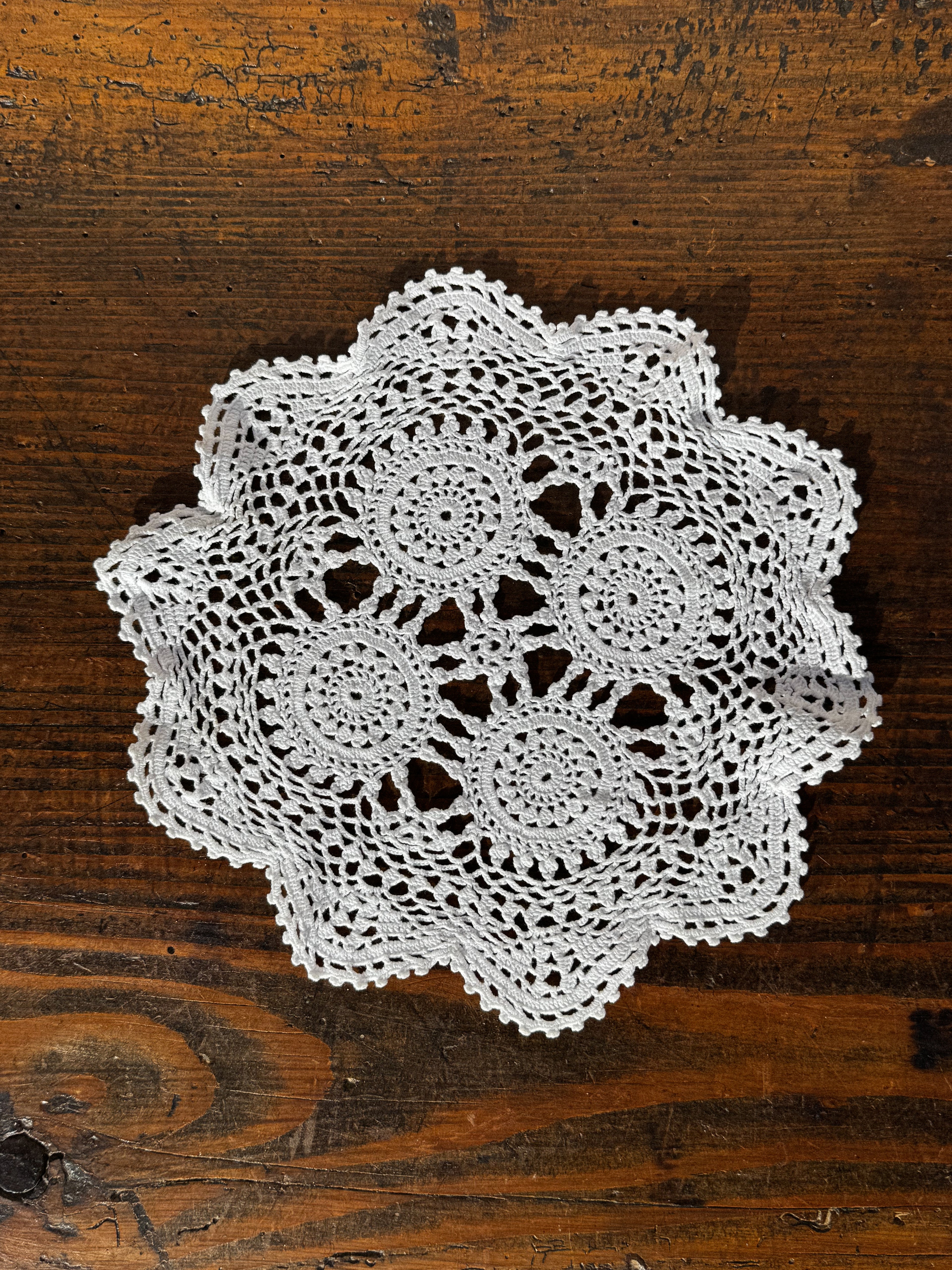 Ručně háčkovaný krajkový ubrousek