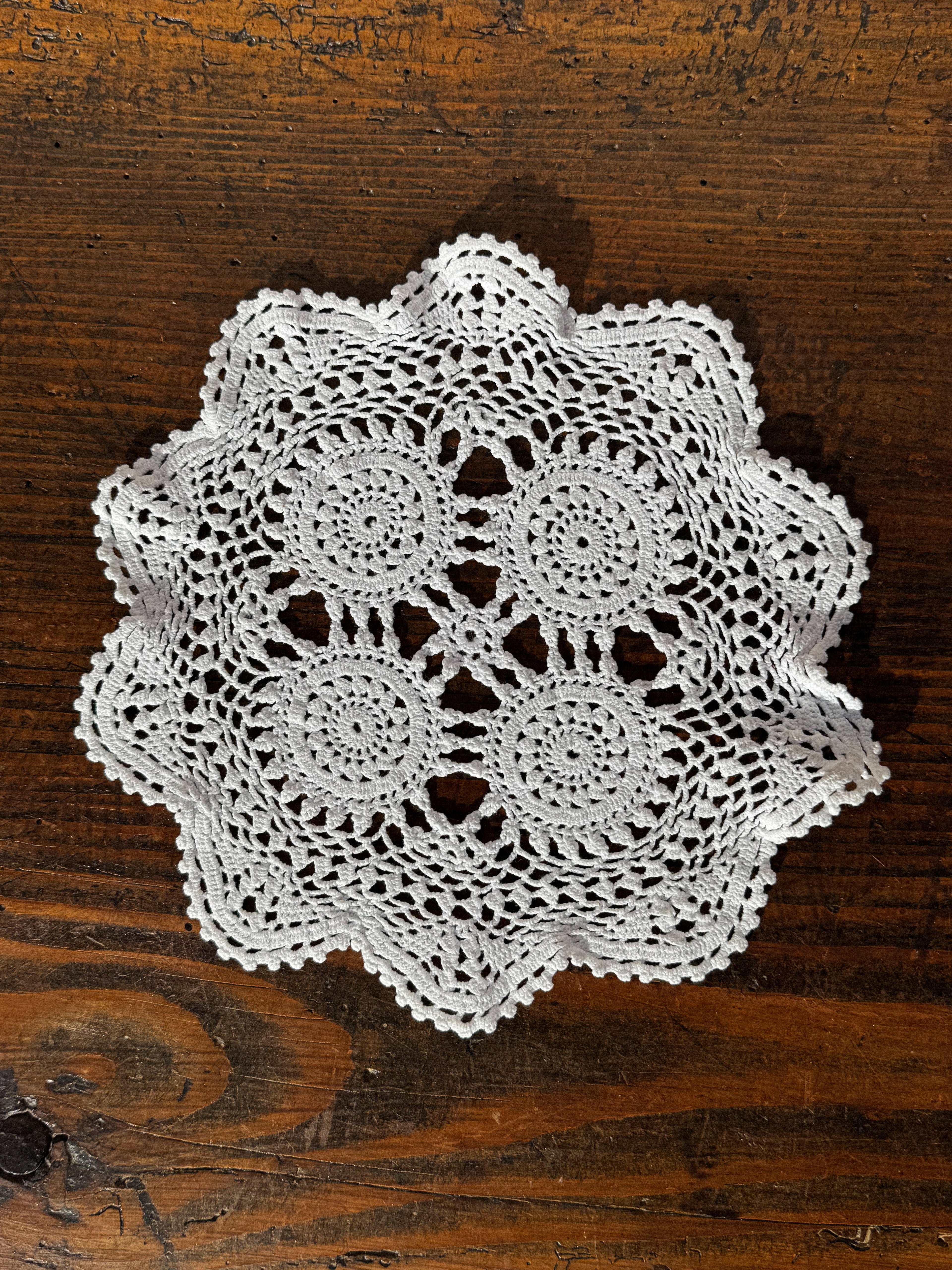 Ručně háčkovaný krajkový ubrousek