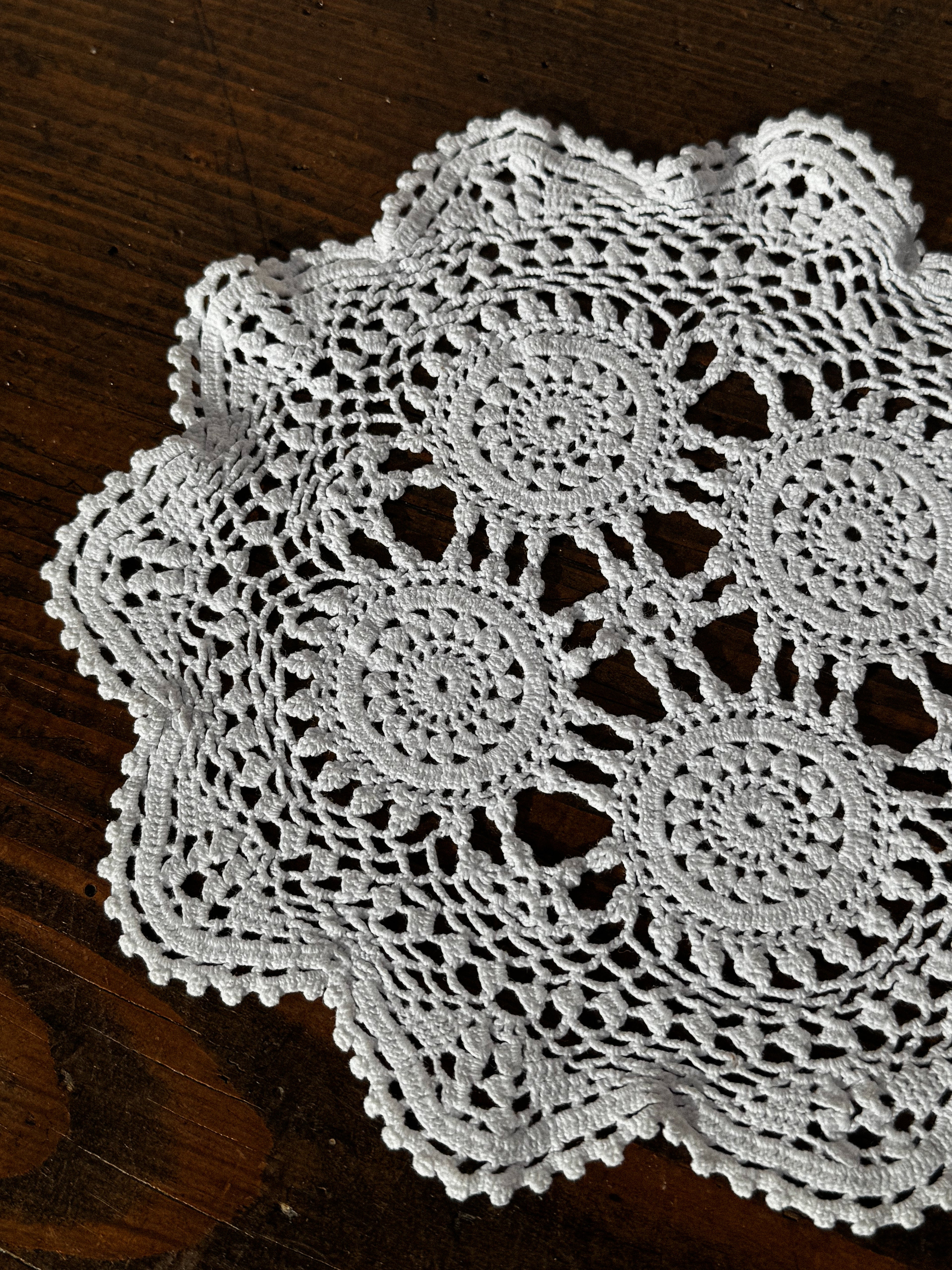 Ručně háčkovaný krajkový ubrousek