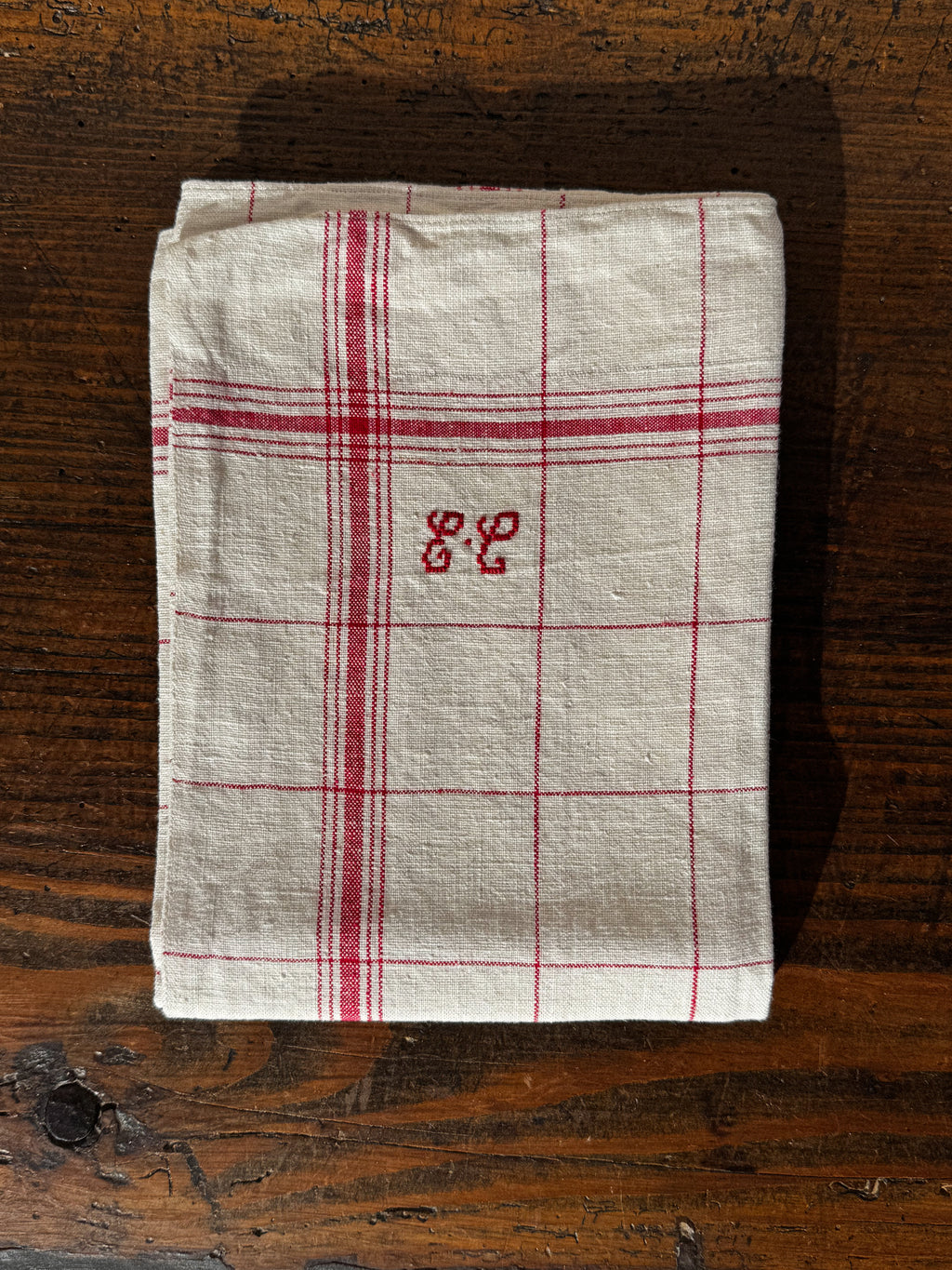 Velká lněná utěrka s monogramem a červenou mřížkou