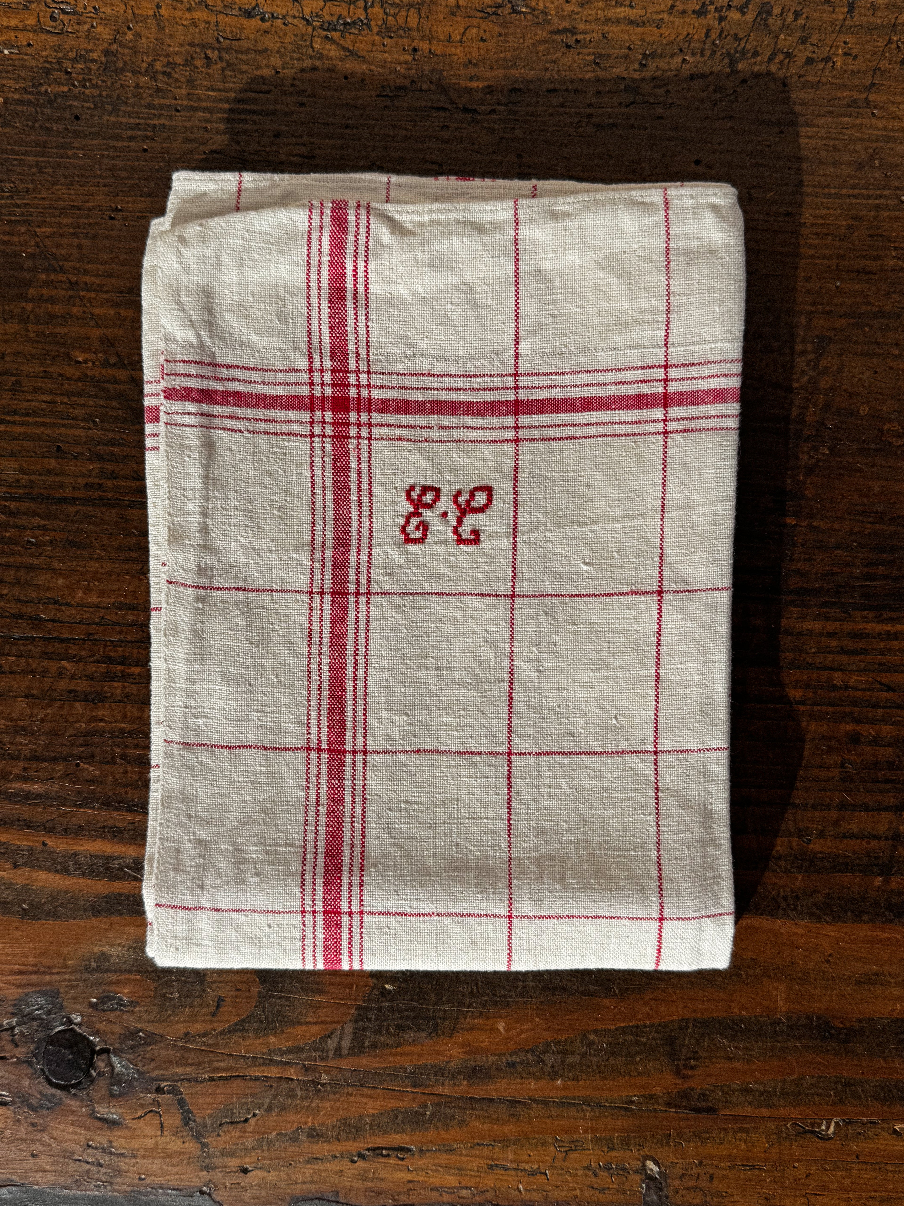 Velká lněná utěrka s monogramem a červenou mřížkou