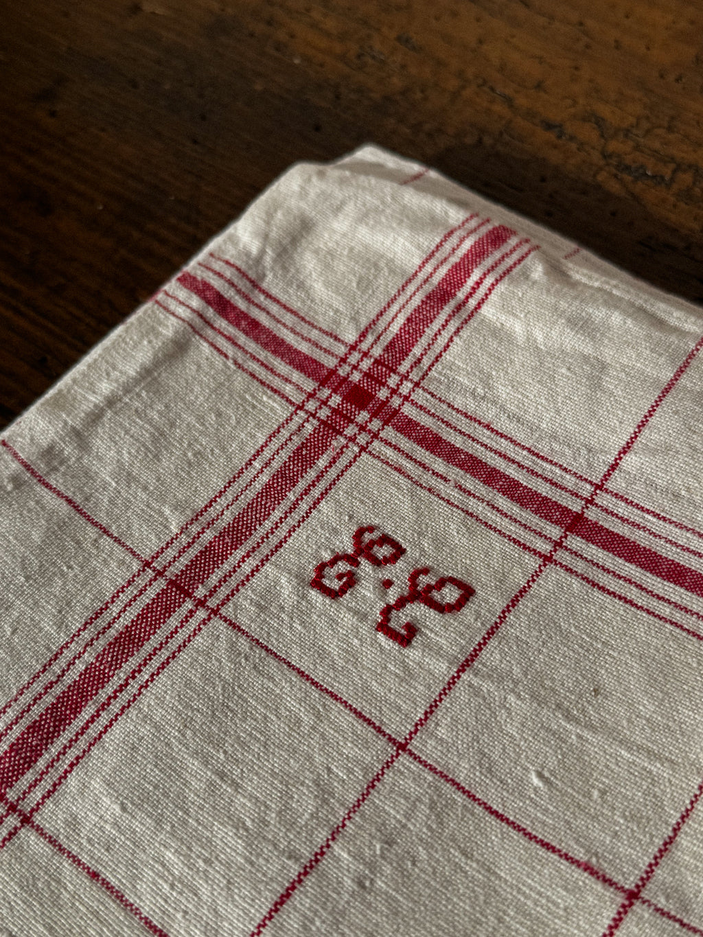 Velká lněná utěrka s monogramem a červenou mřížkou