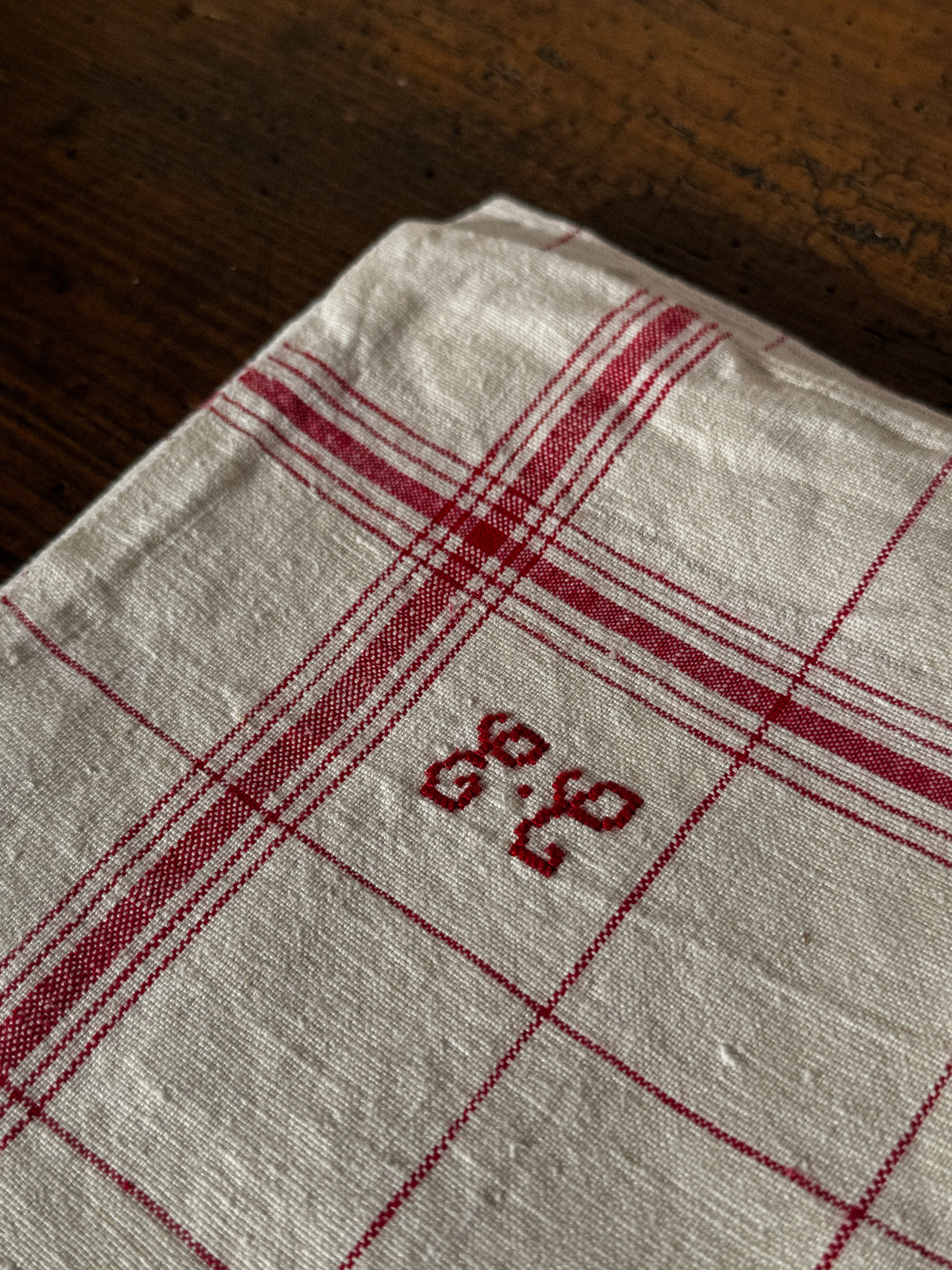 Velká lněná utěrka s monogramem a červenou mřížkou