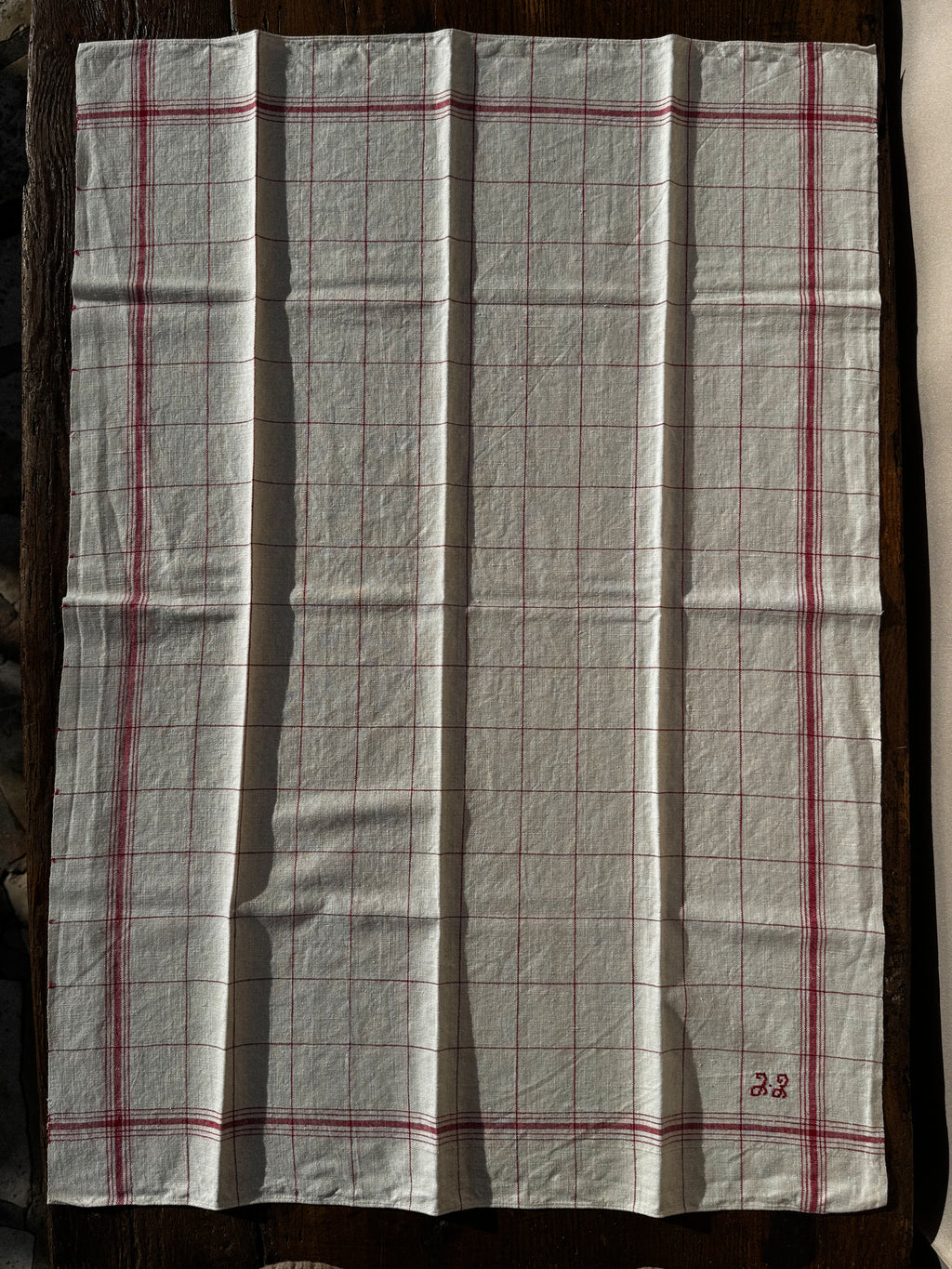 Velká lněná utěrka s monogramem a červenou mřížkou