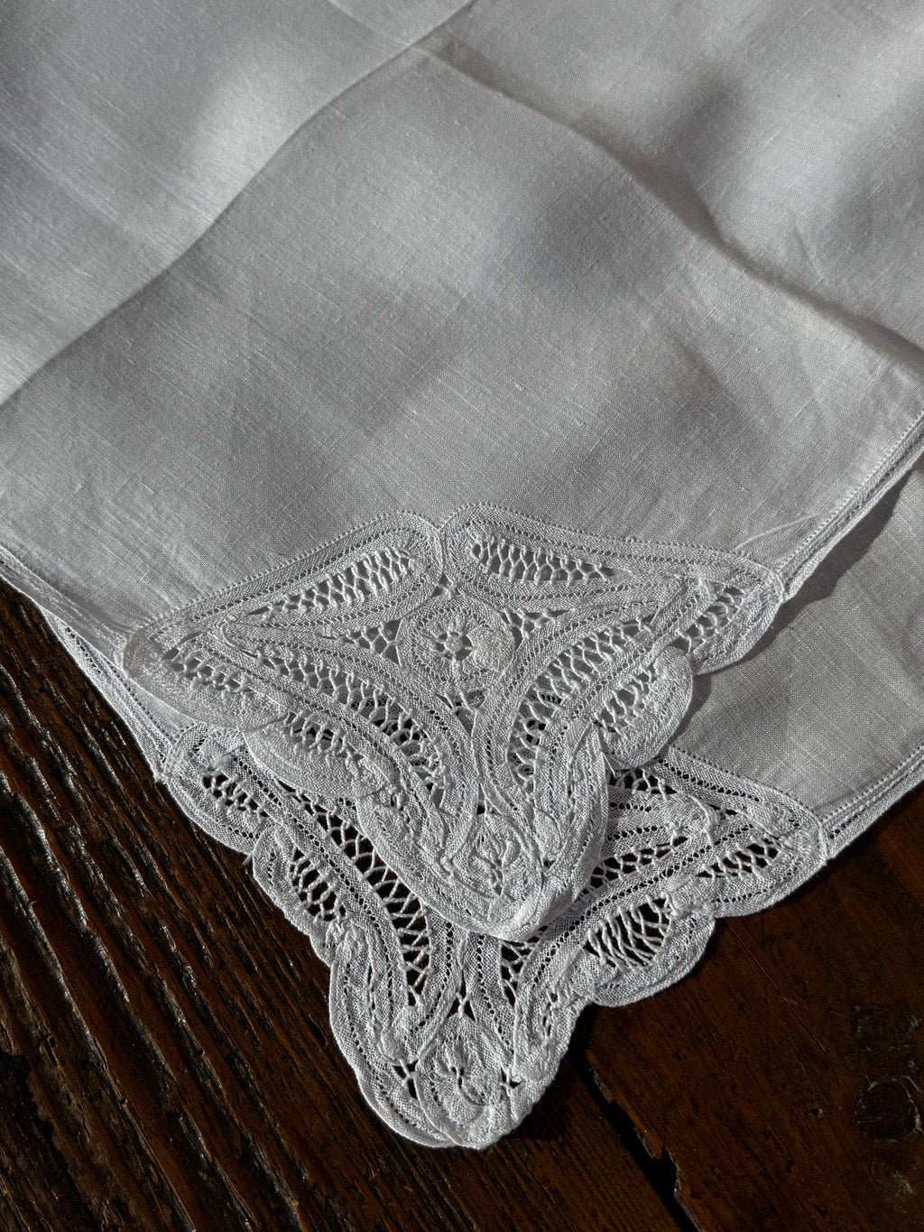 Set 2 bílých ubrousků s výšivkou