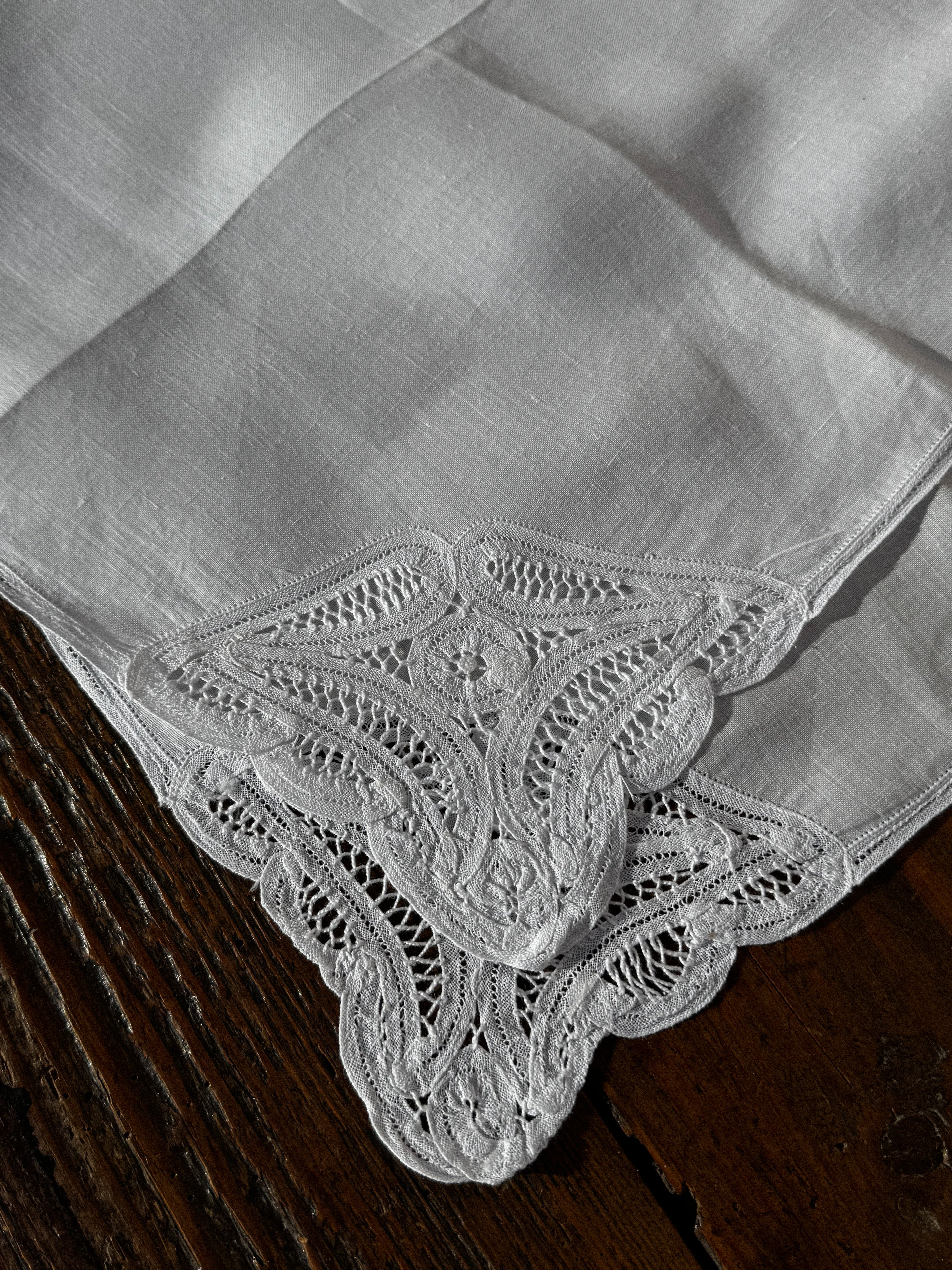 Set 2 bílých ubrousků s výšivkou