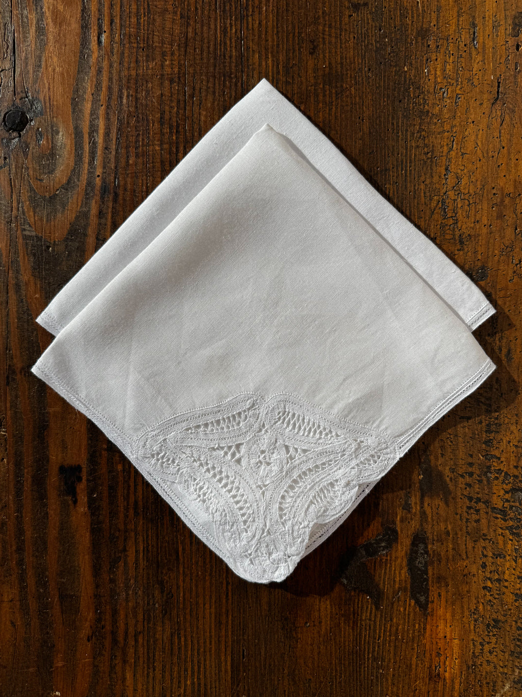 Set 2 bílých ubrousků s výšivkou