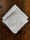 Set 2 bílých ubrousků s výšivkou