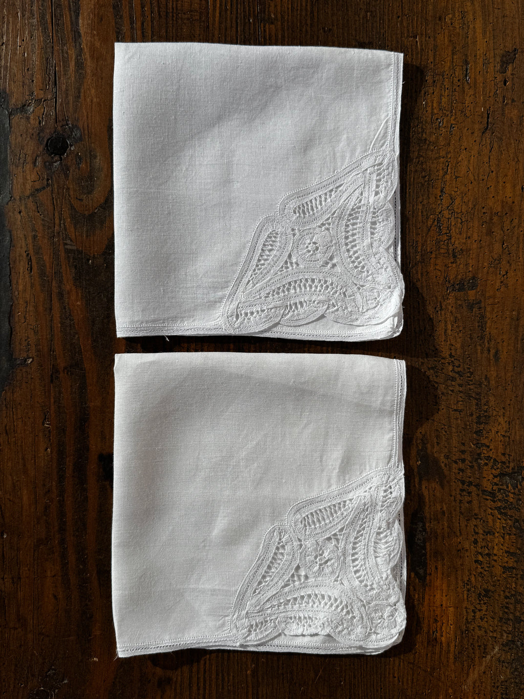 Set 2 bílých ubrousků s výšivkou