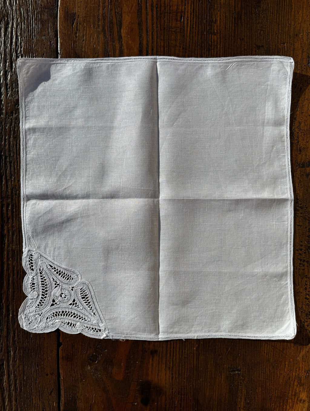 Set 2 bílých ubrousků s výšivkou