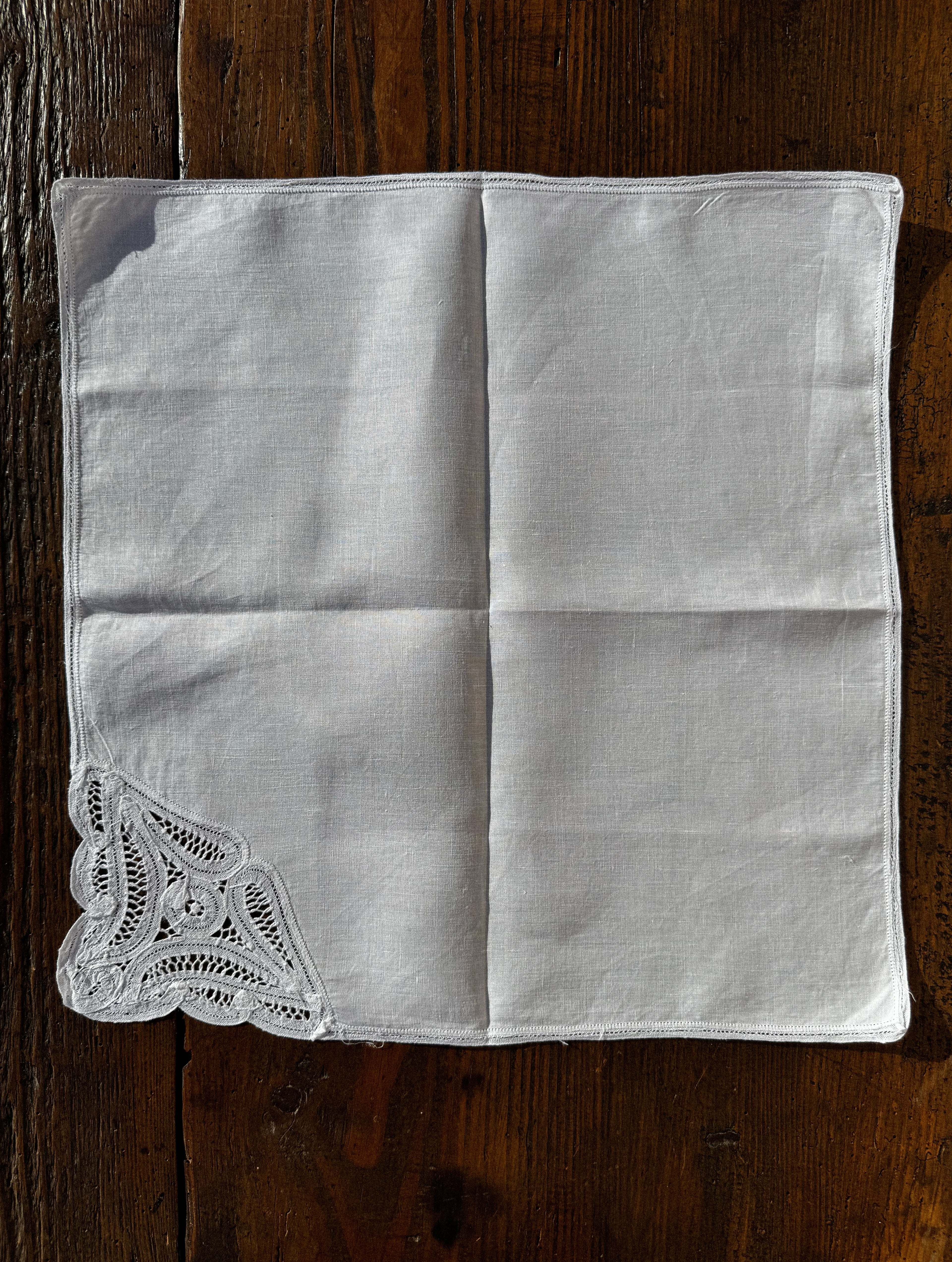 Set 2 bílých ubrousků s výšivkou