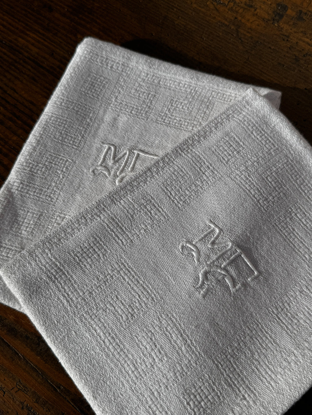 Set 2 látkových ubrousků s monogramy "MC"