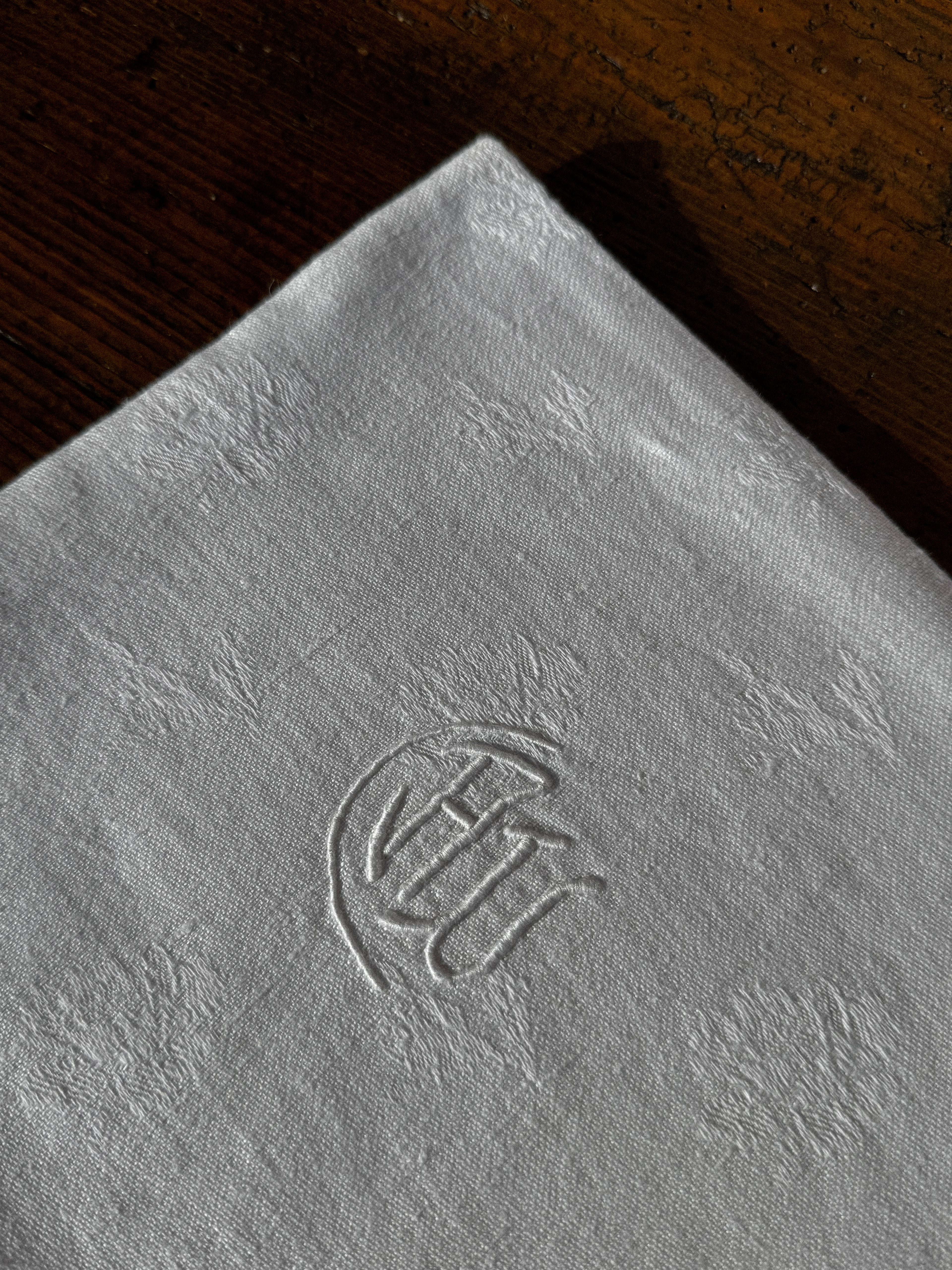 Set 2 látkových ubrousků s monogramem "AU"