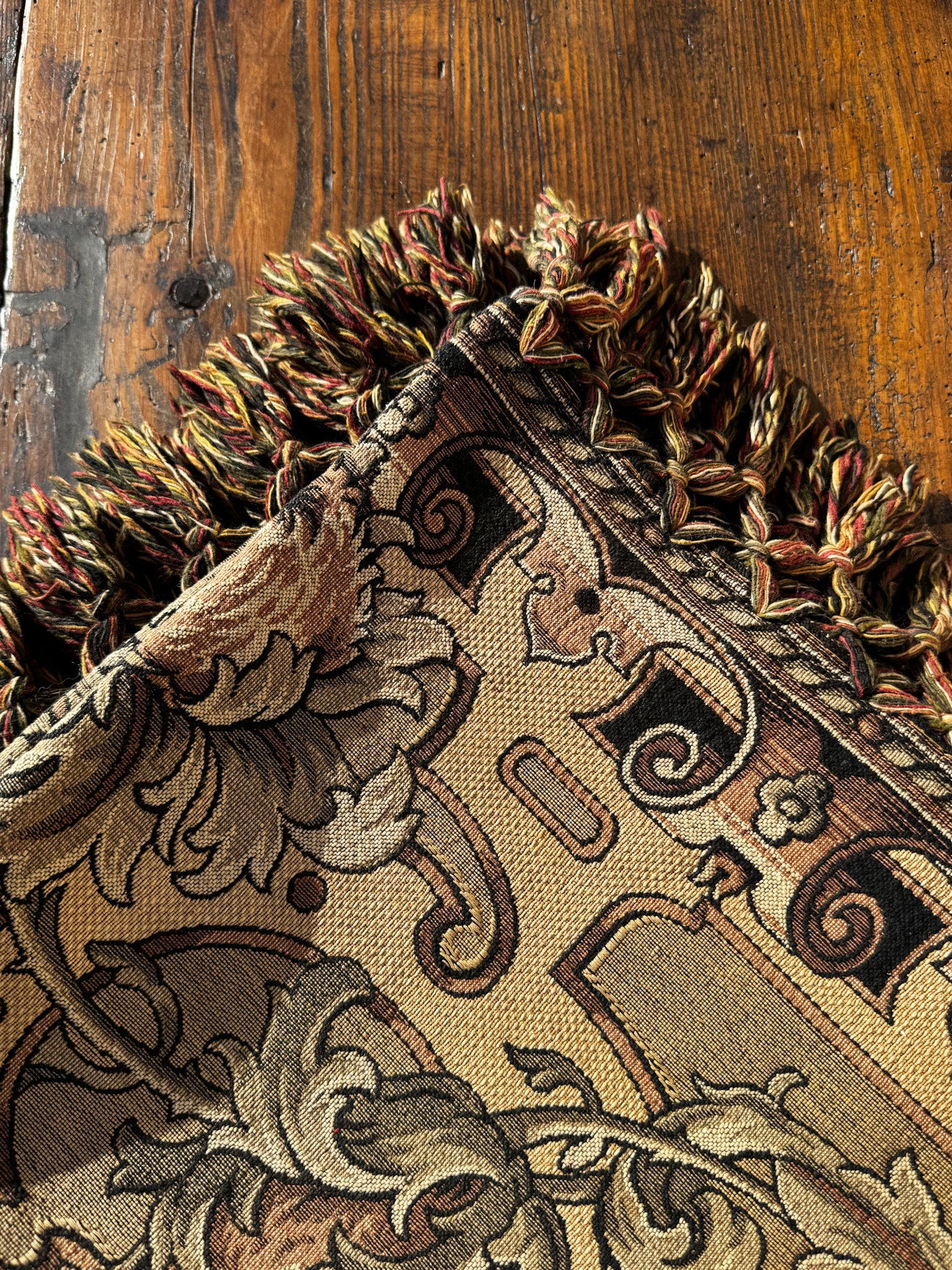 Přehoz na postel s třásněmi po obvodu