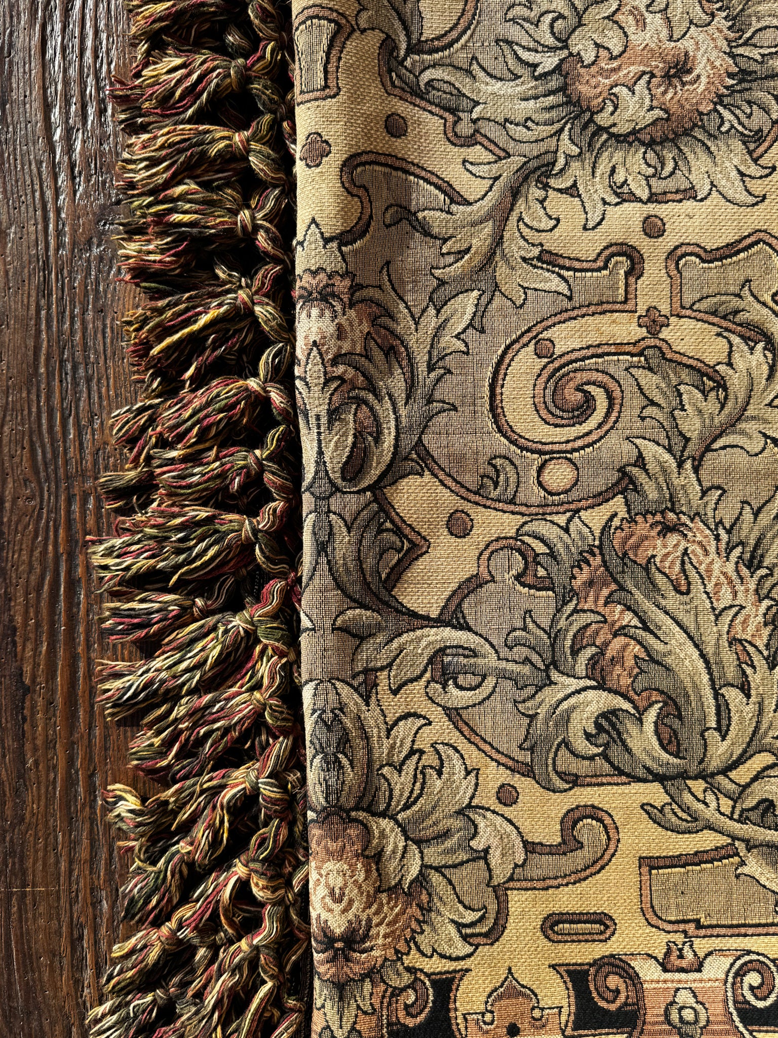 Přehoz na postel s třásněmi po obvodu