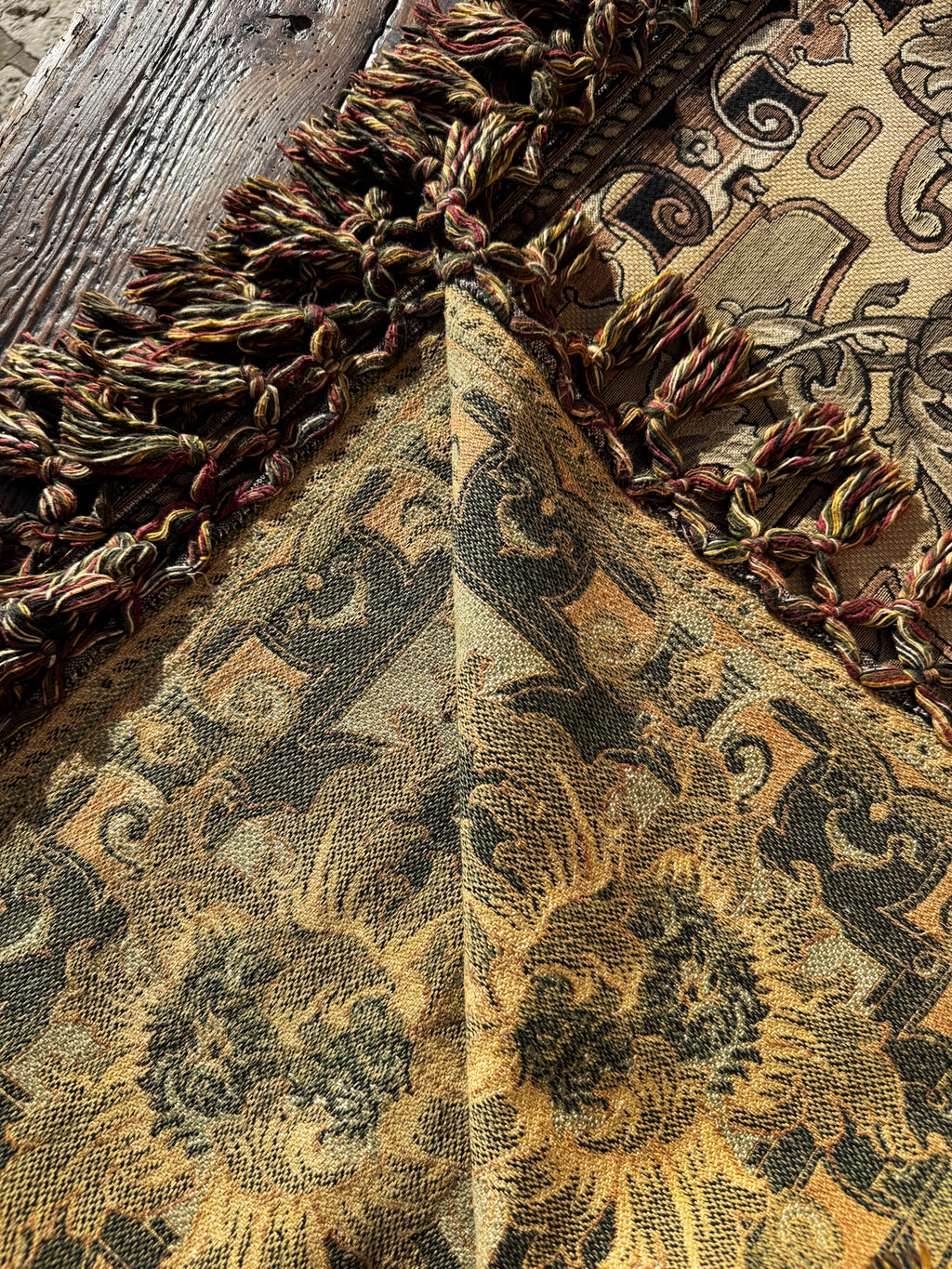 Přehoz na postel s třásněmi po obvodu