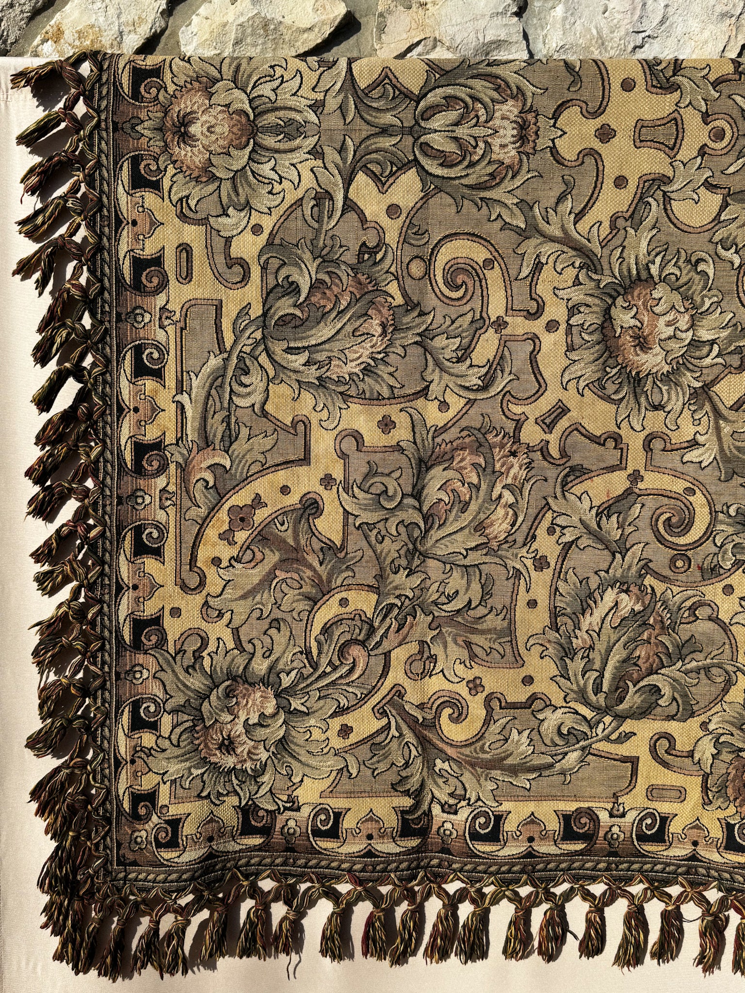 Přehoz na postel s třásněmi po obvodu