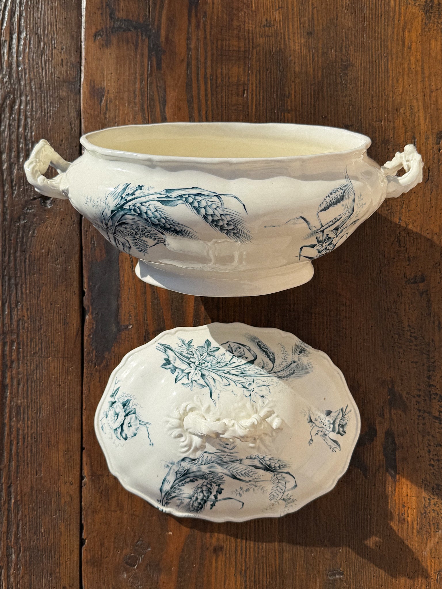 Starožitná polévková mísa s modrým dekorem