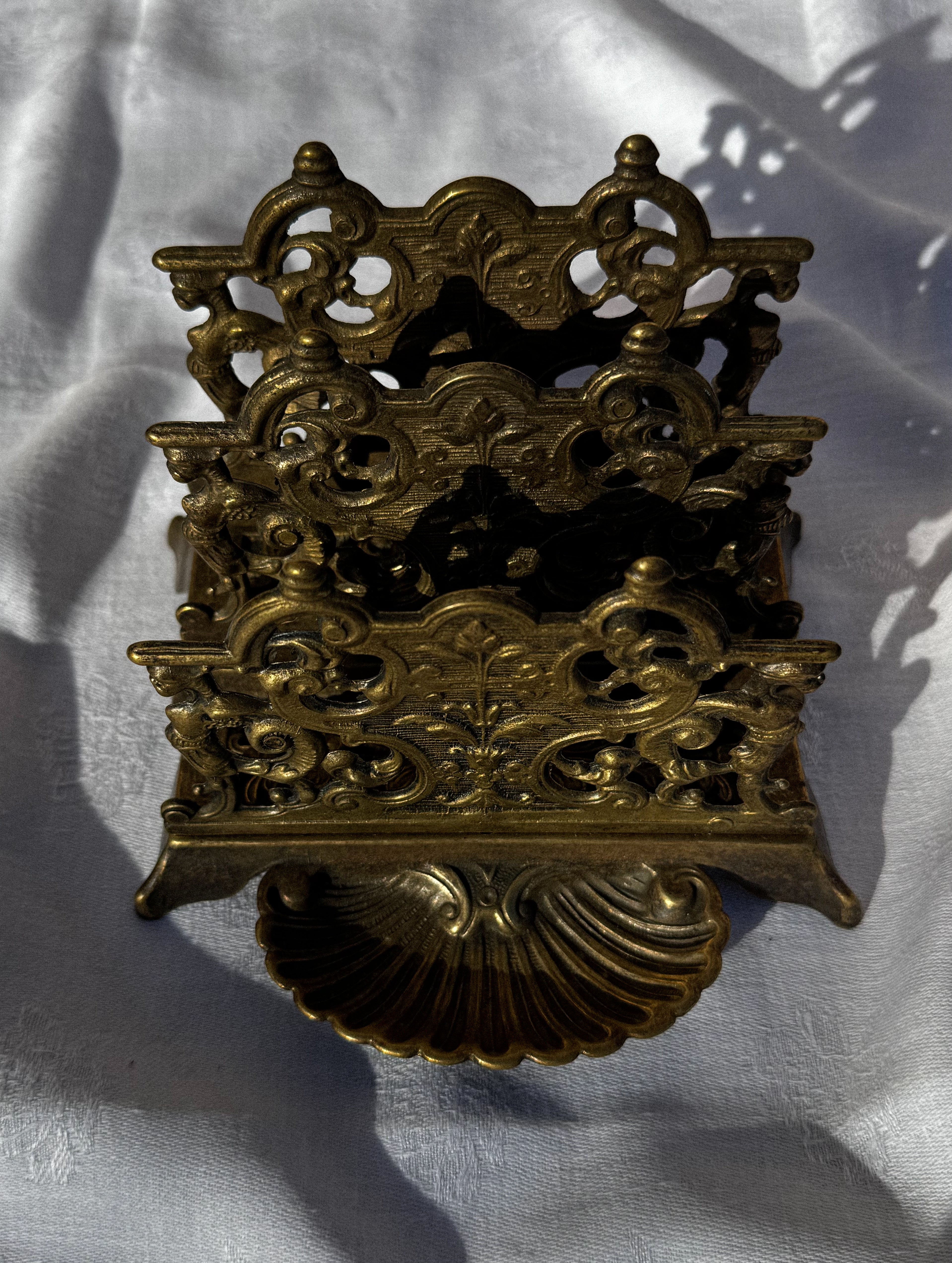 Starožitný mosazný stojan na dopisy