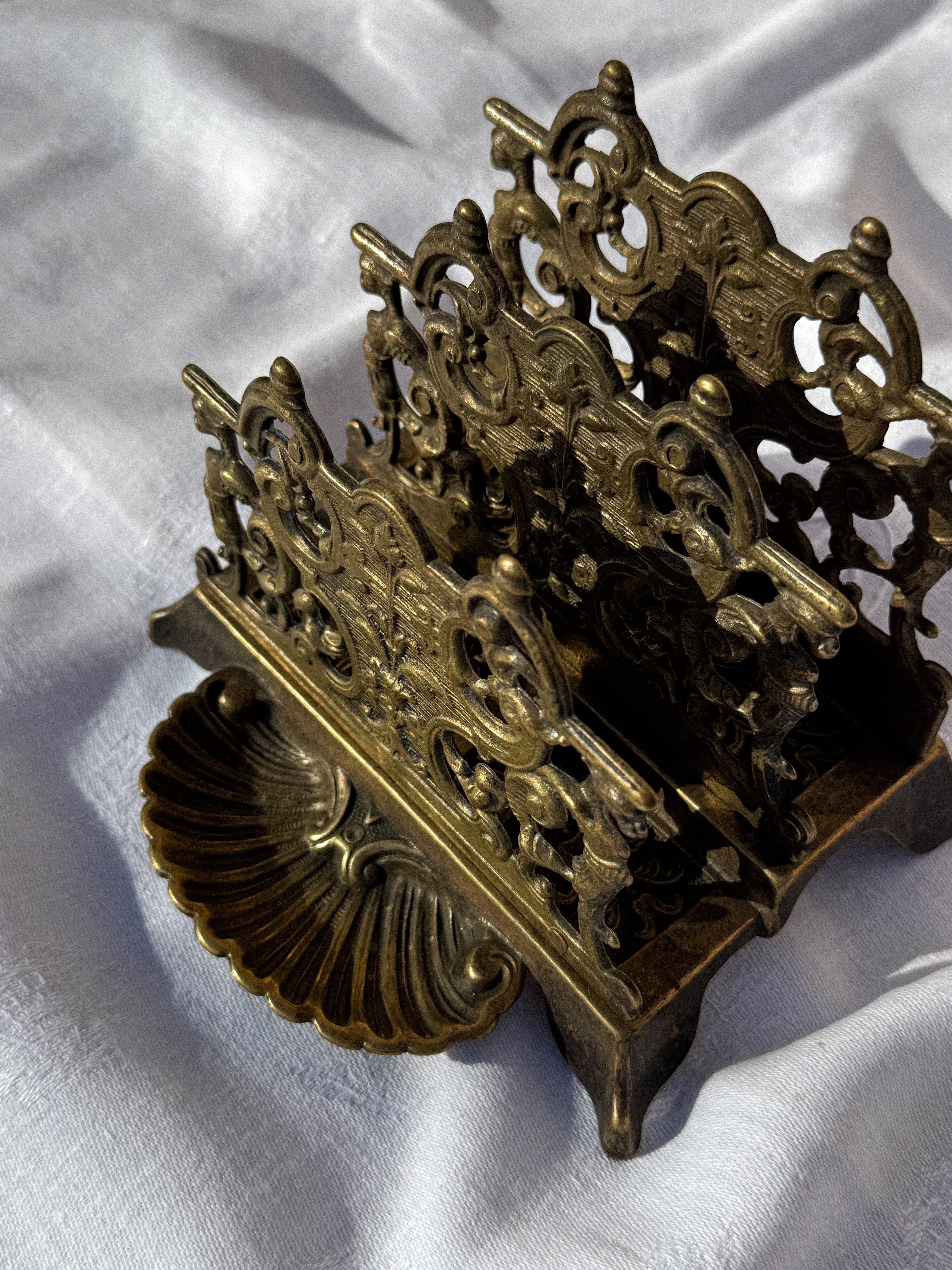 Starožitný mosazný stojan na dopisy