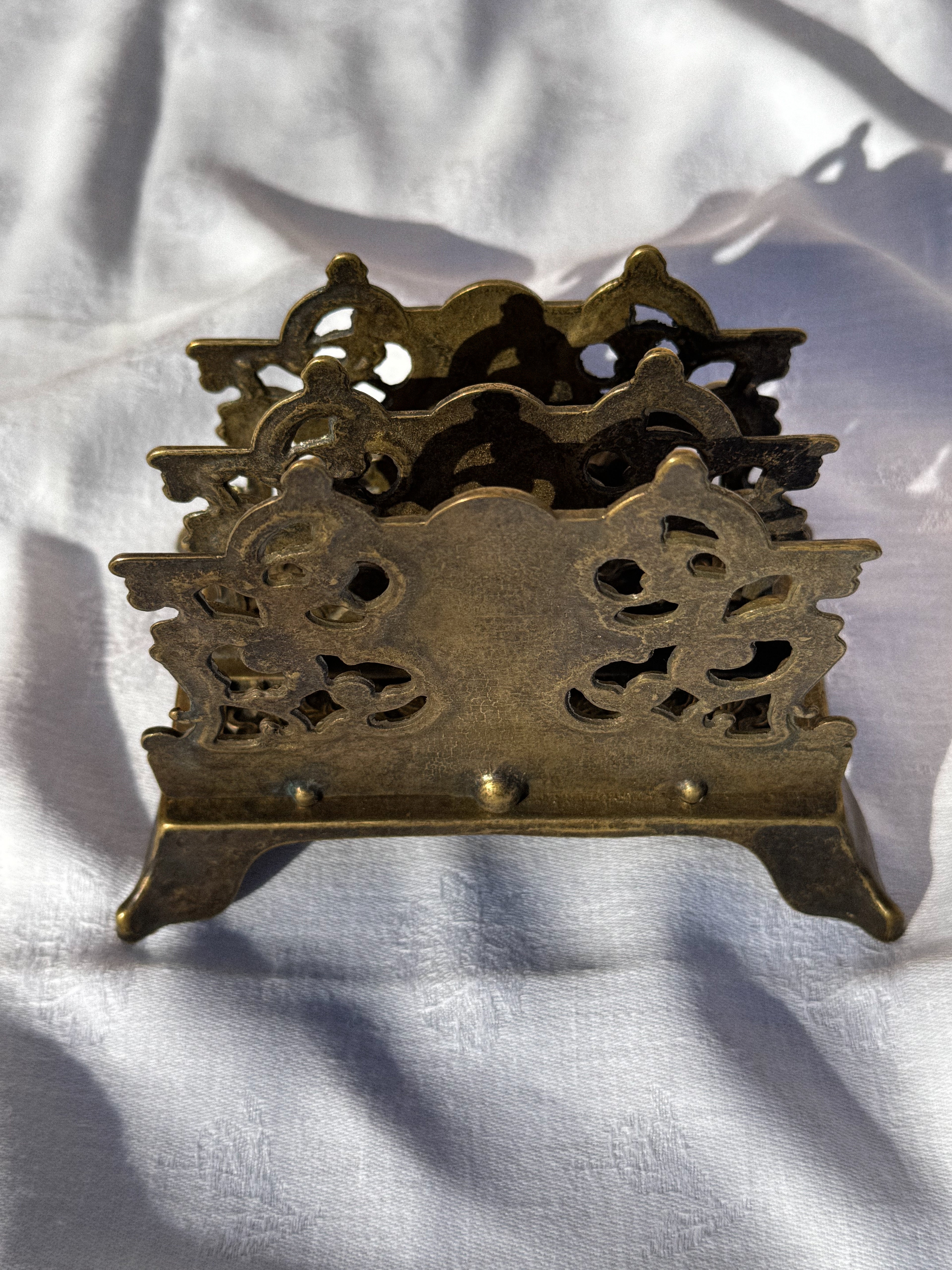 Starožitný mosazný stojan na dopisy