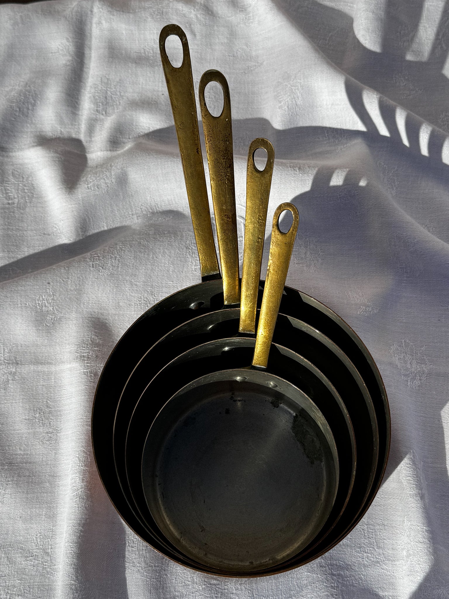 Sada 4 starožitných měděných rendlíků s rukojetí