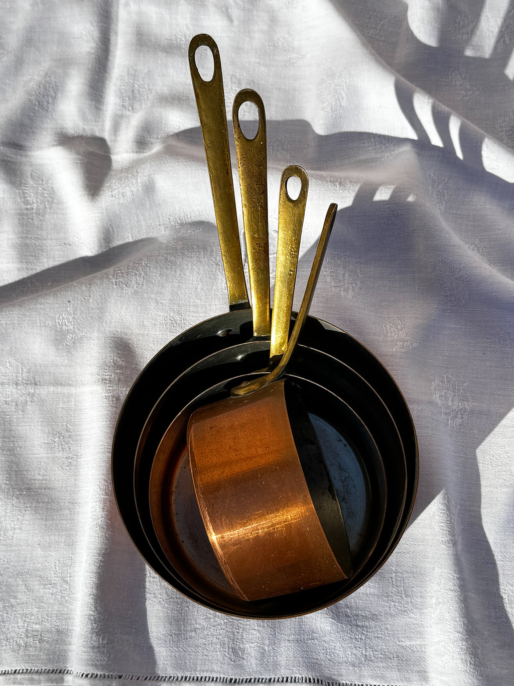 Sada 4 starožitných měděných rendlíků s rukojetí