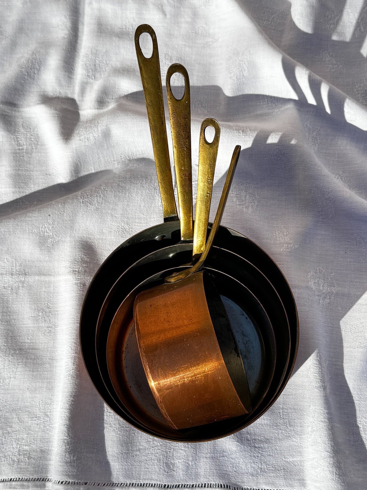 Sada 4 starožitných měděných rendlíků s rukojetí