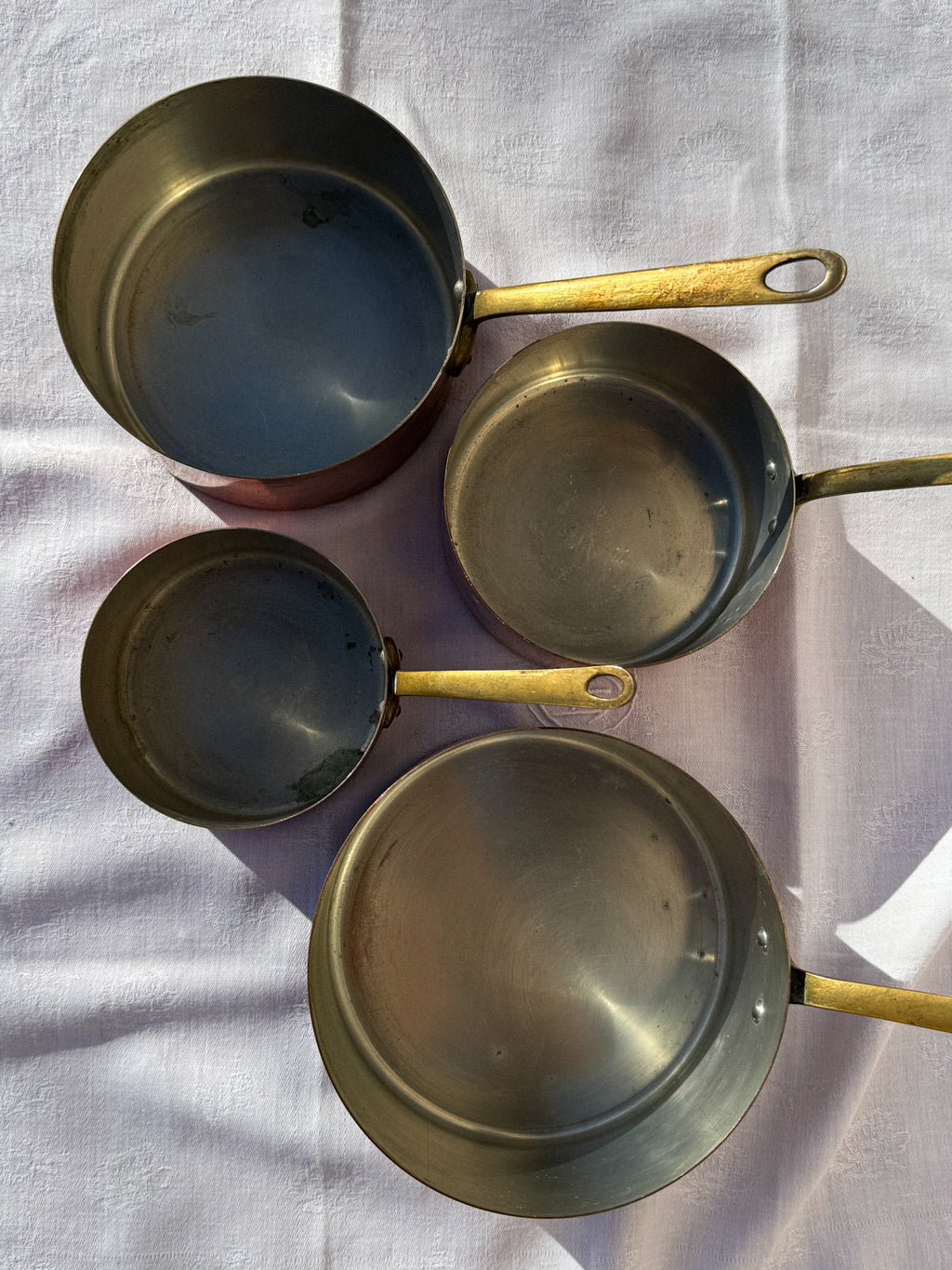 Sada 4 starožitných měděných rendlíků s rukojetí