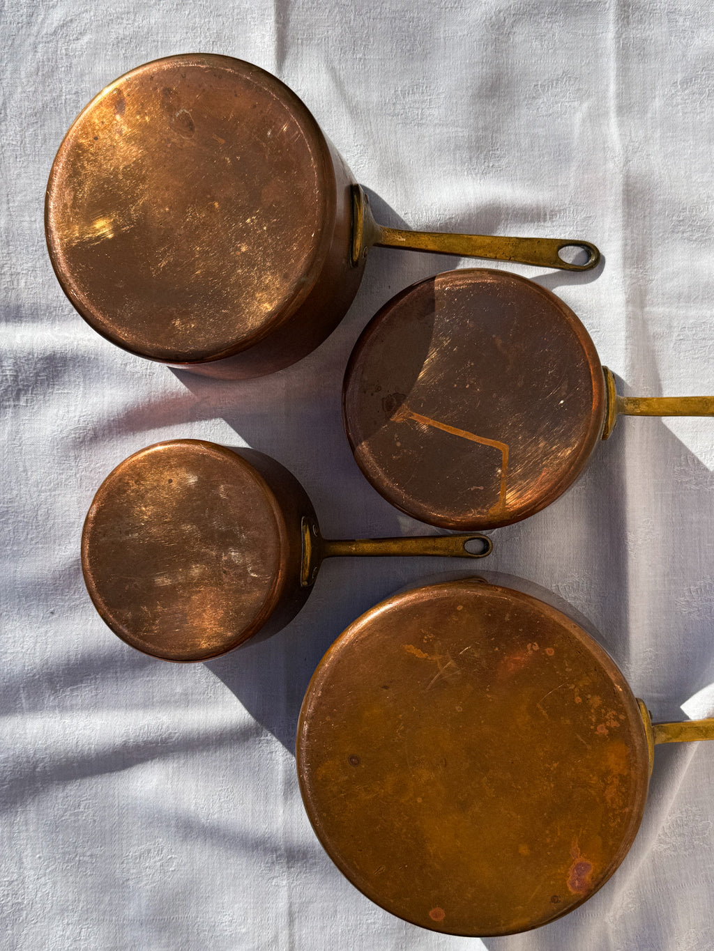 Sada 4 starožitných měděných rendlíků s rukojetí