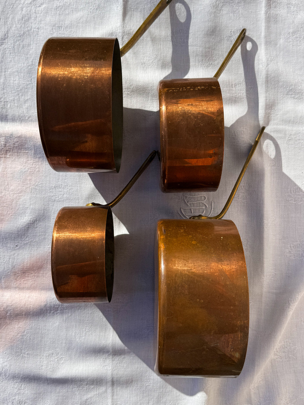 Sada 4 starožitných měděných rendlíků s rukojetí