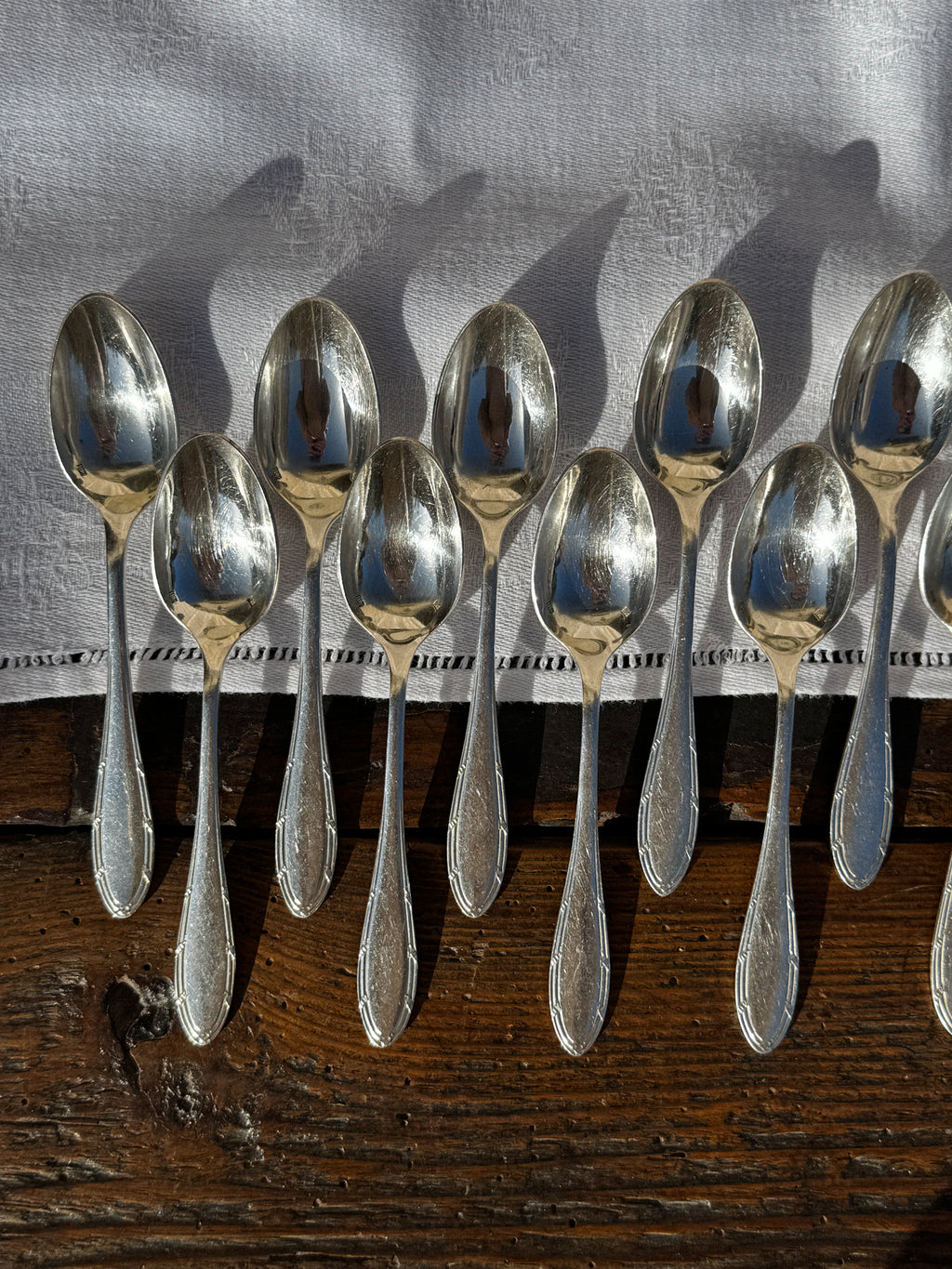 Sada 12 postříbřených lžiček v kazetě
