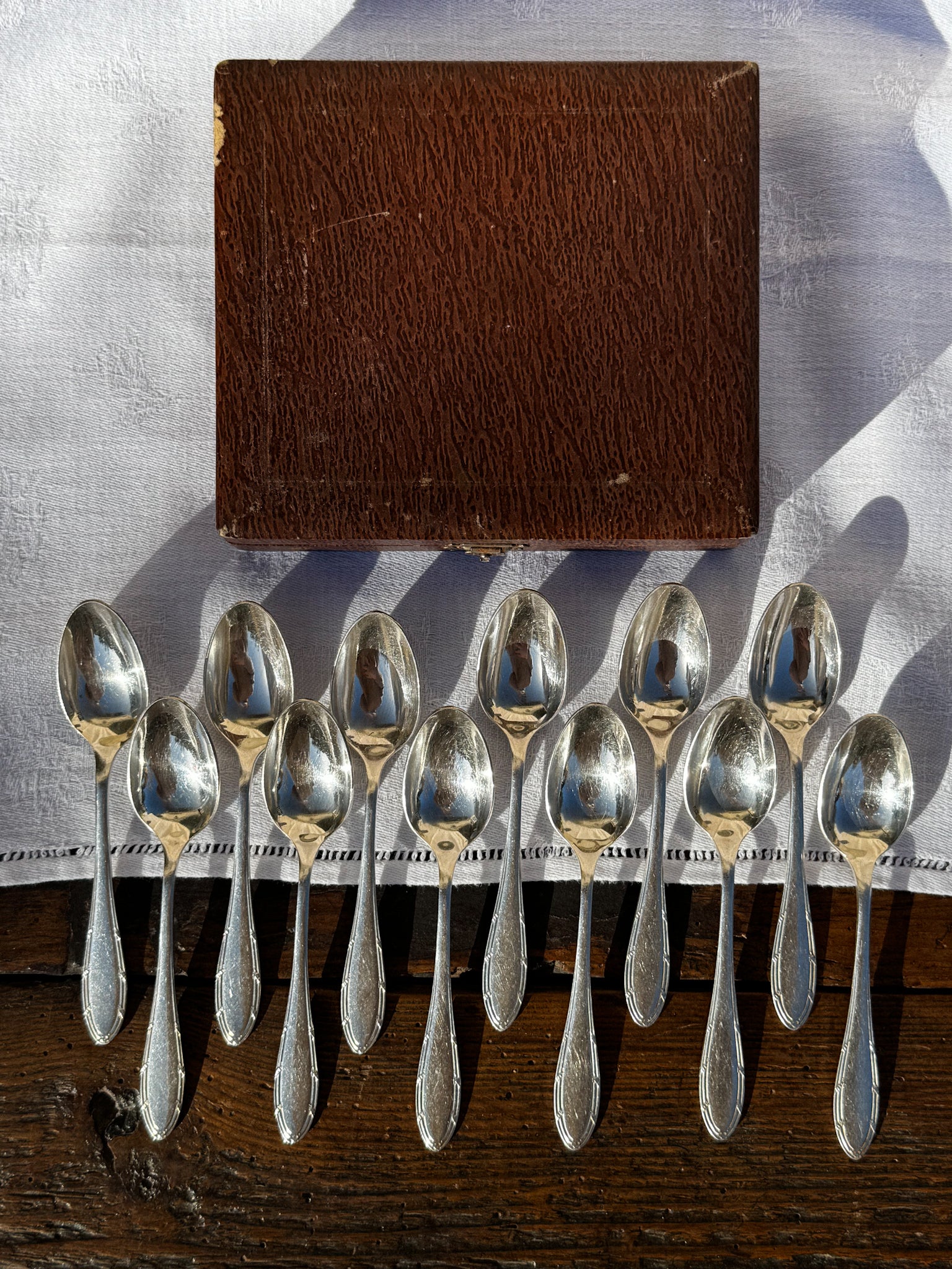 Sada 12 postříbřených lžiček v kazetě