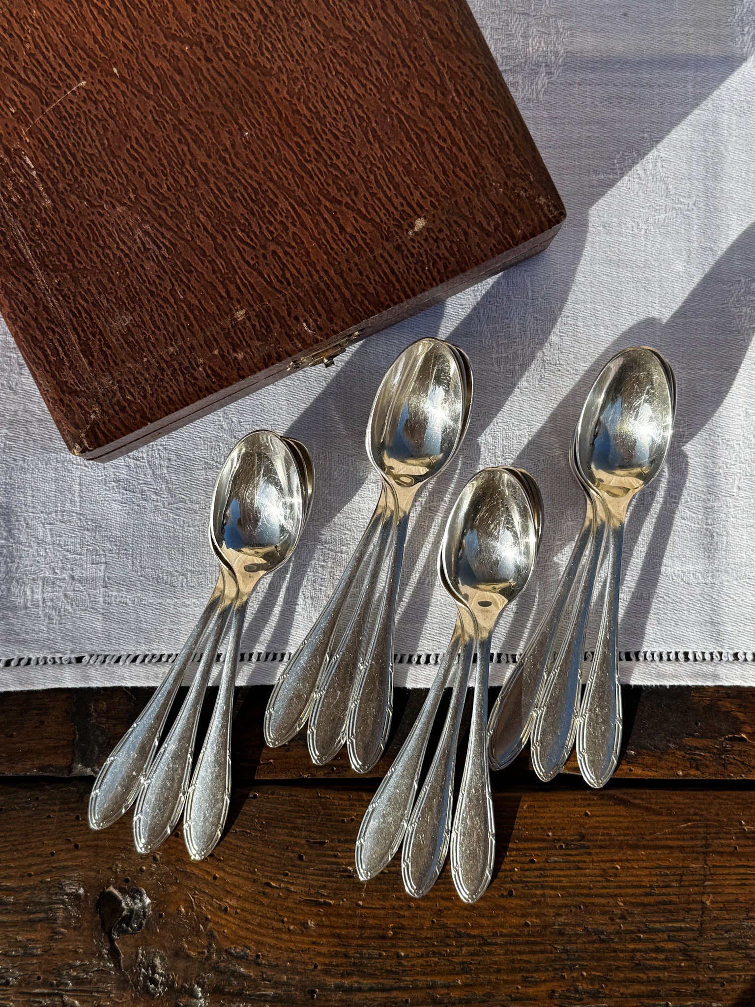 Sada 12 postříbřených lžiček v kazetě