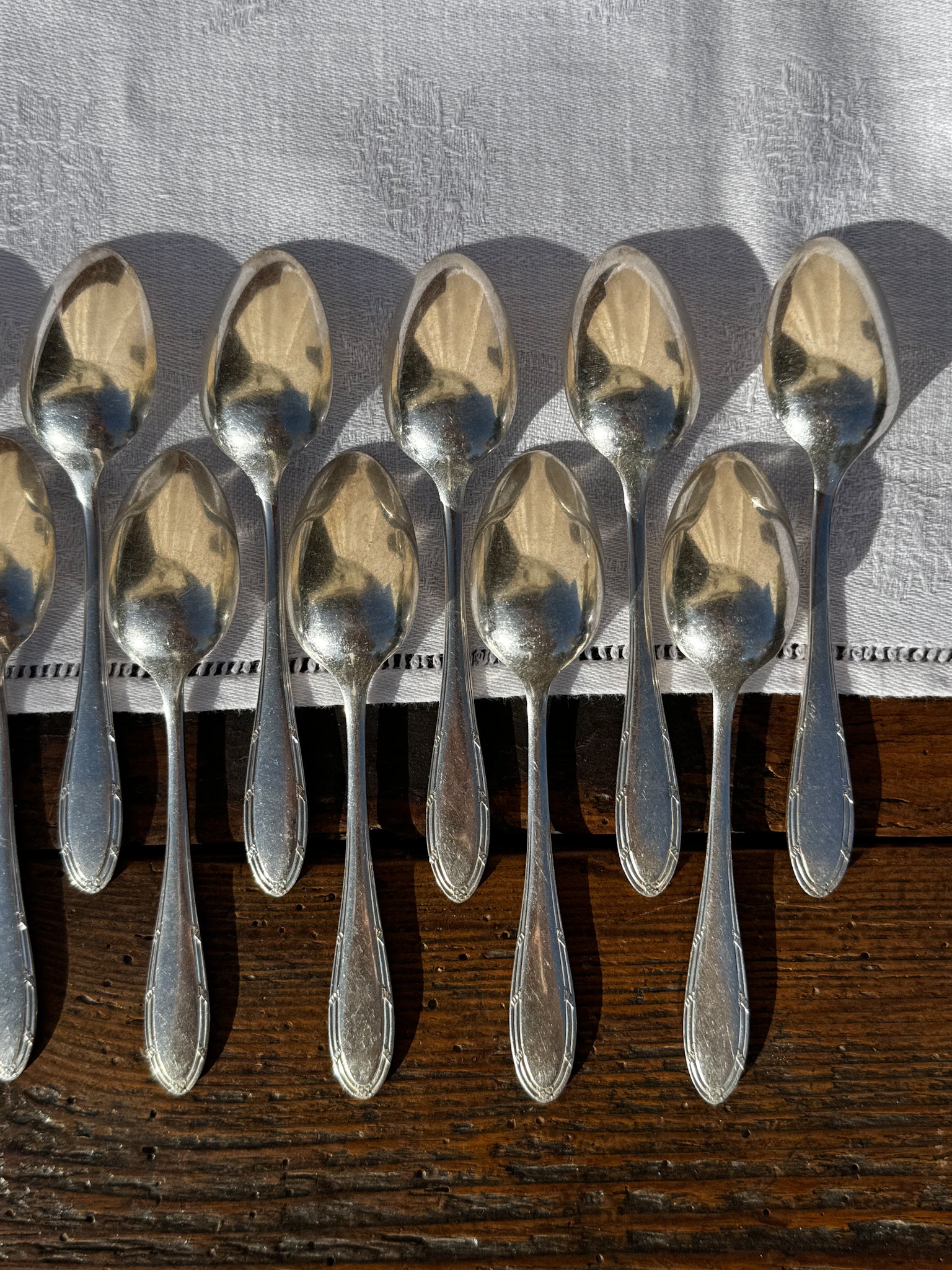 Sada 12 postříbřených lžiček v kazetě