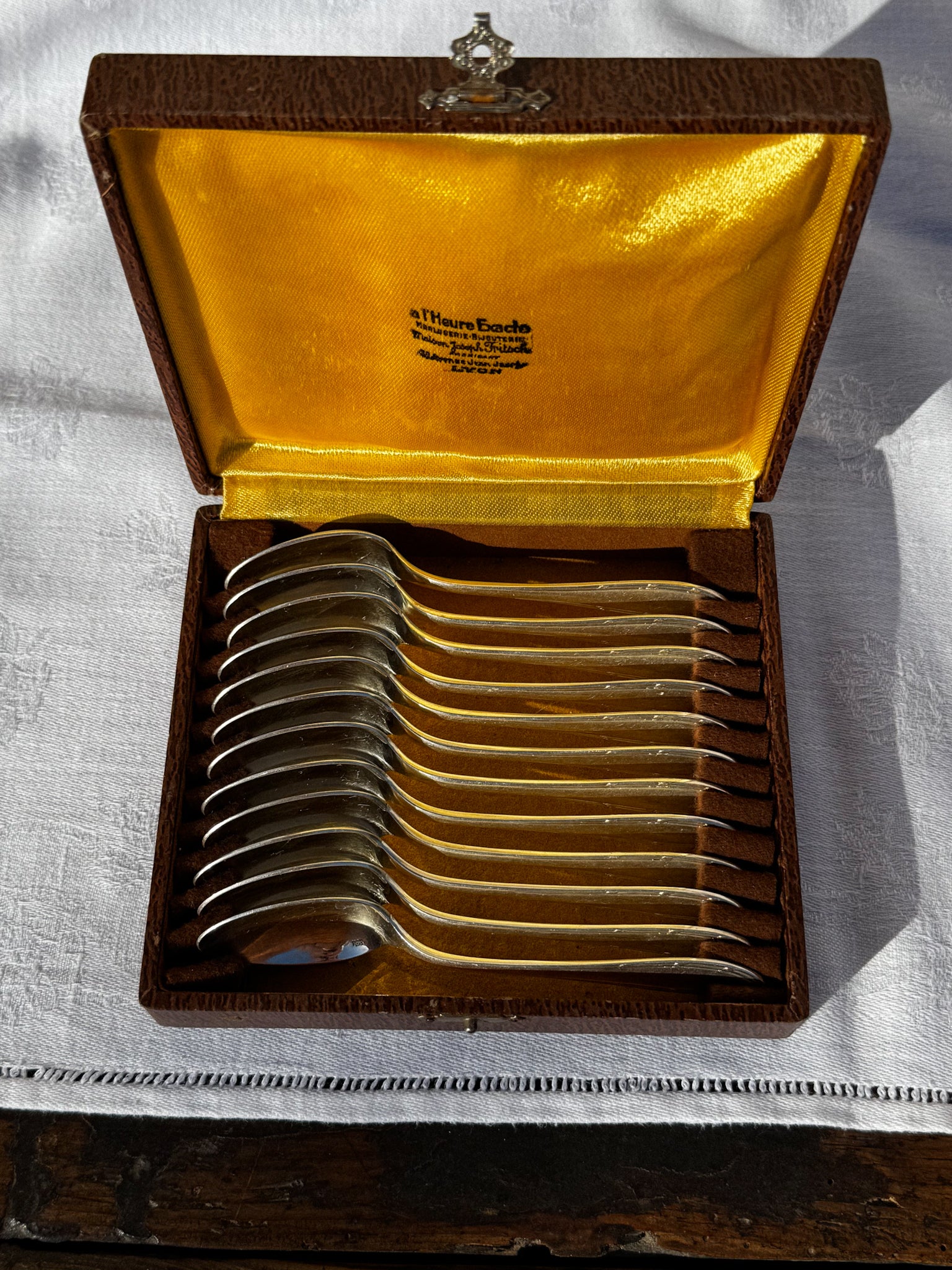 Sada 12 postříbřených lžiček v kazetě