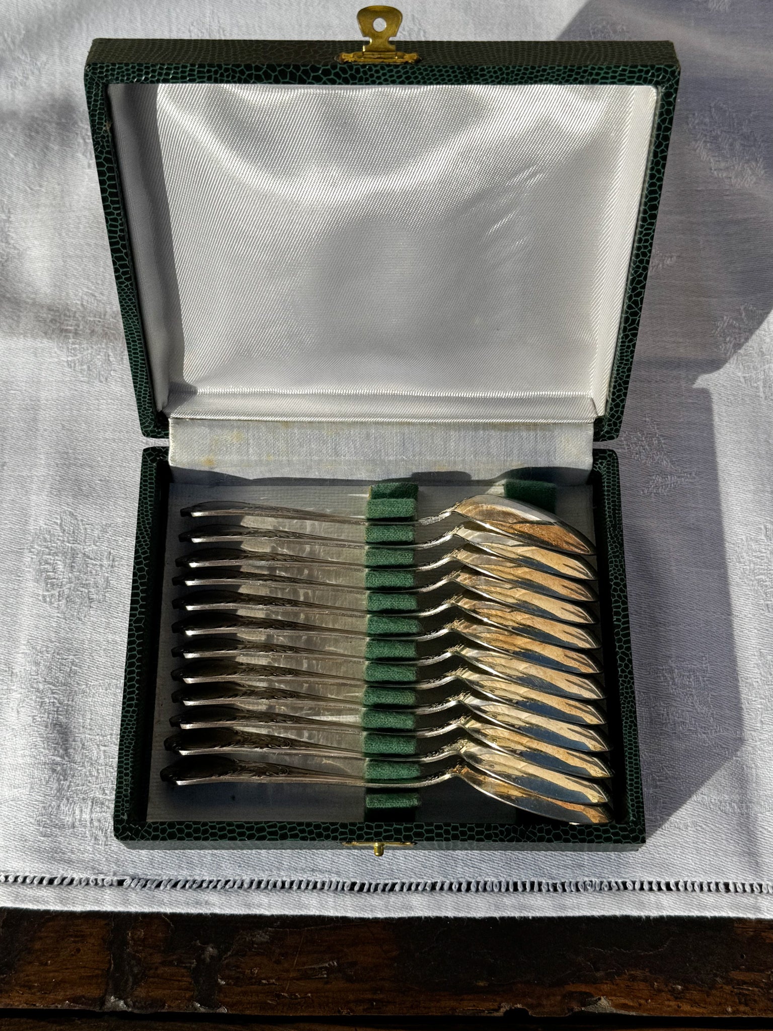 Sada 12 postříbřených zdobených starožitných lžiček v kazetě