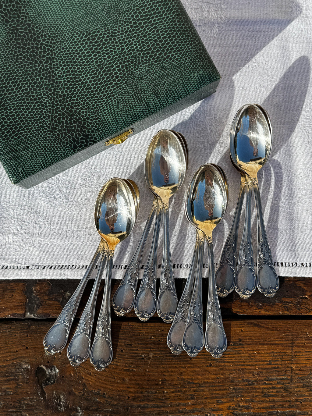 Sada 12 postříbřených zdobených starožitných lžiček v kazetě