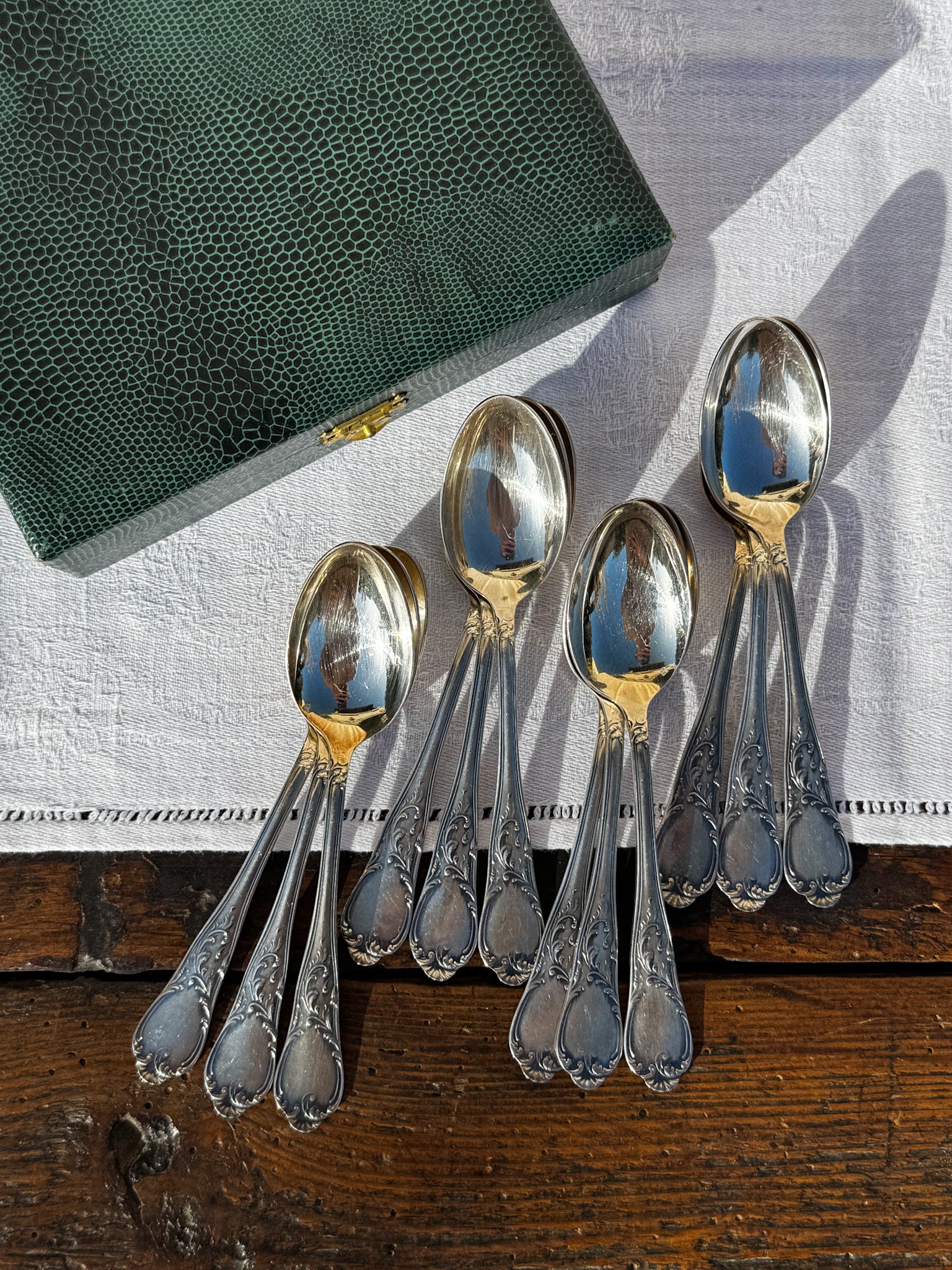 Sada 12 postříbřených zdobených starožitných lžiček v kazetě