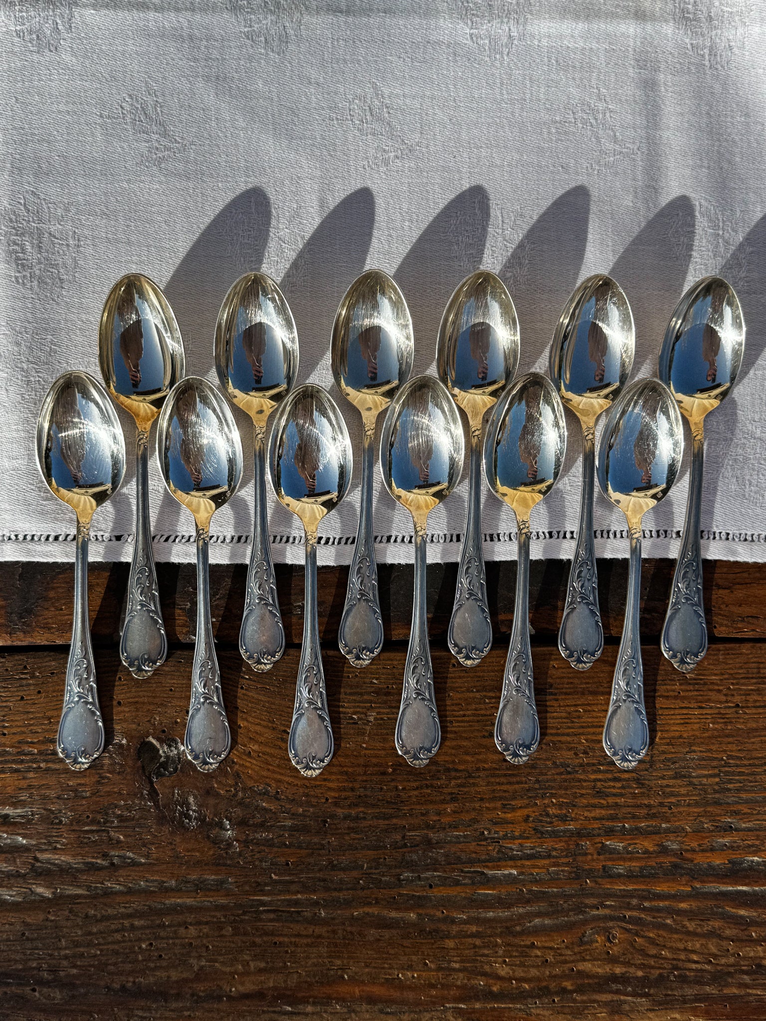 Sada 12 postříbřených zdobených starožitných lžiček v kazetě