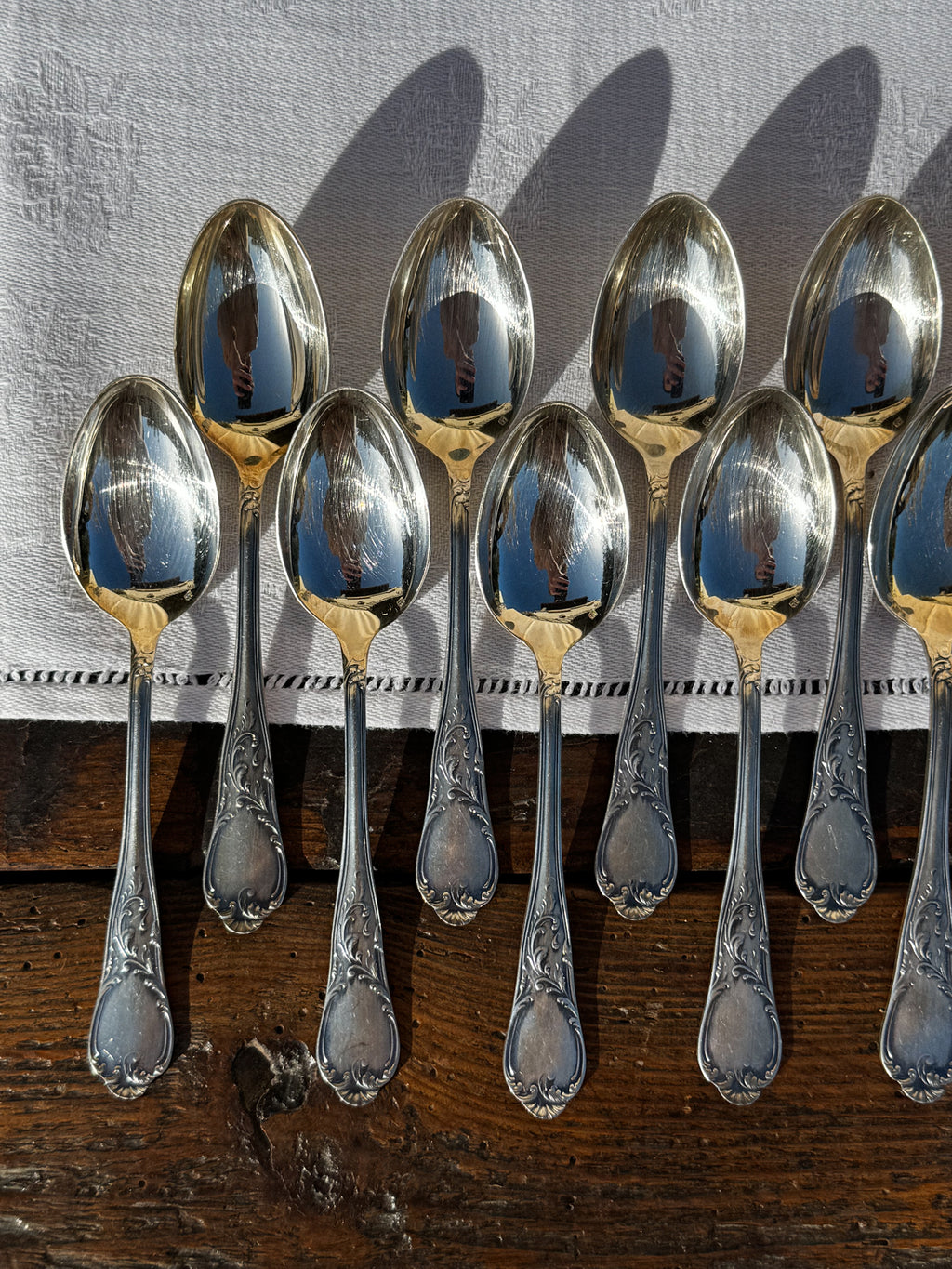 Sada 12 postříbřených zdobených starožitných lžiček v kazetě