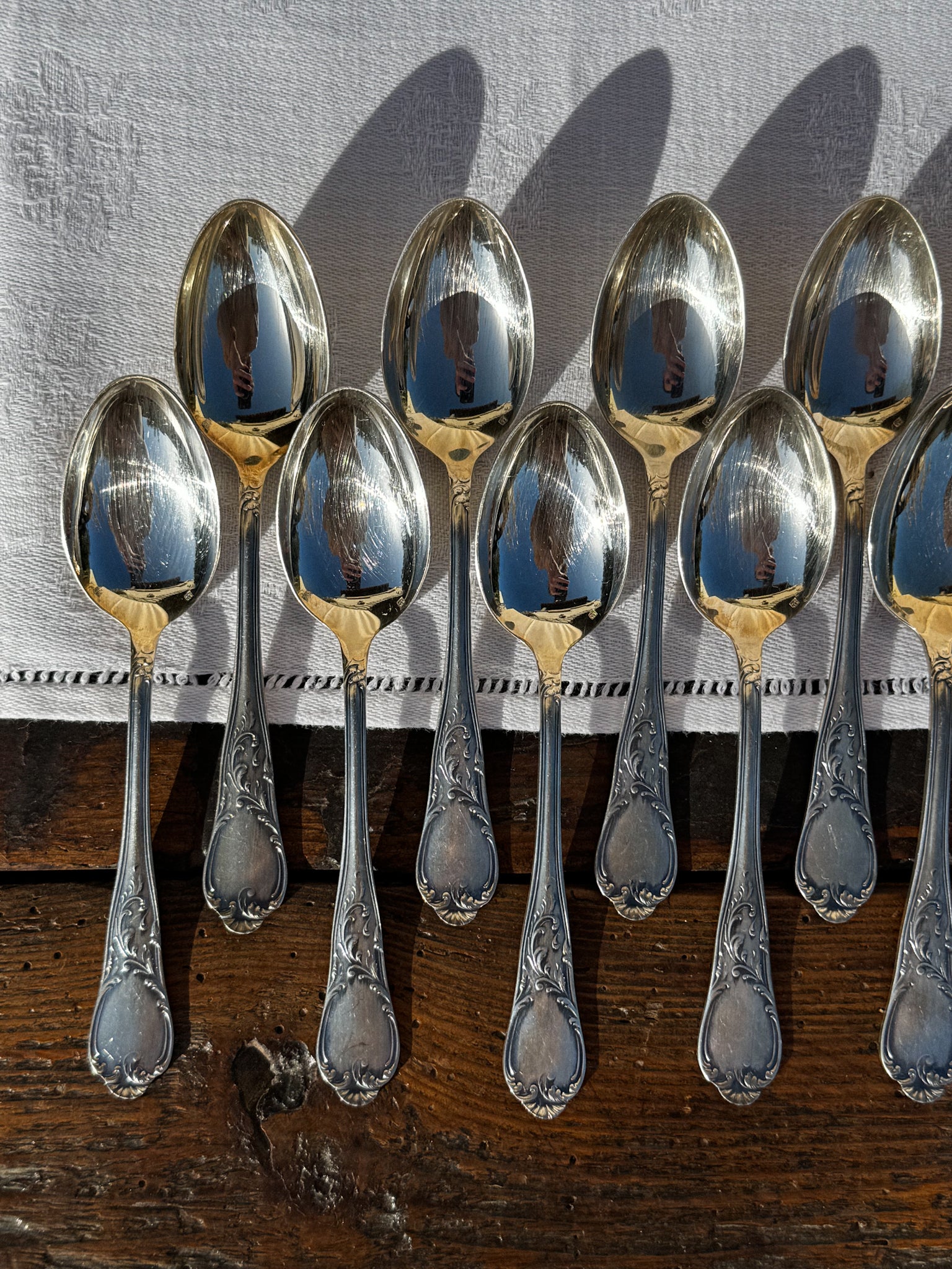 Sada 12 postříbřených zdobených starožitných lžiček v kazetě