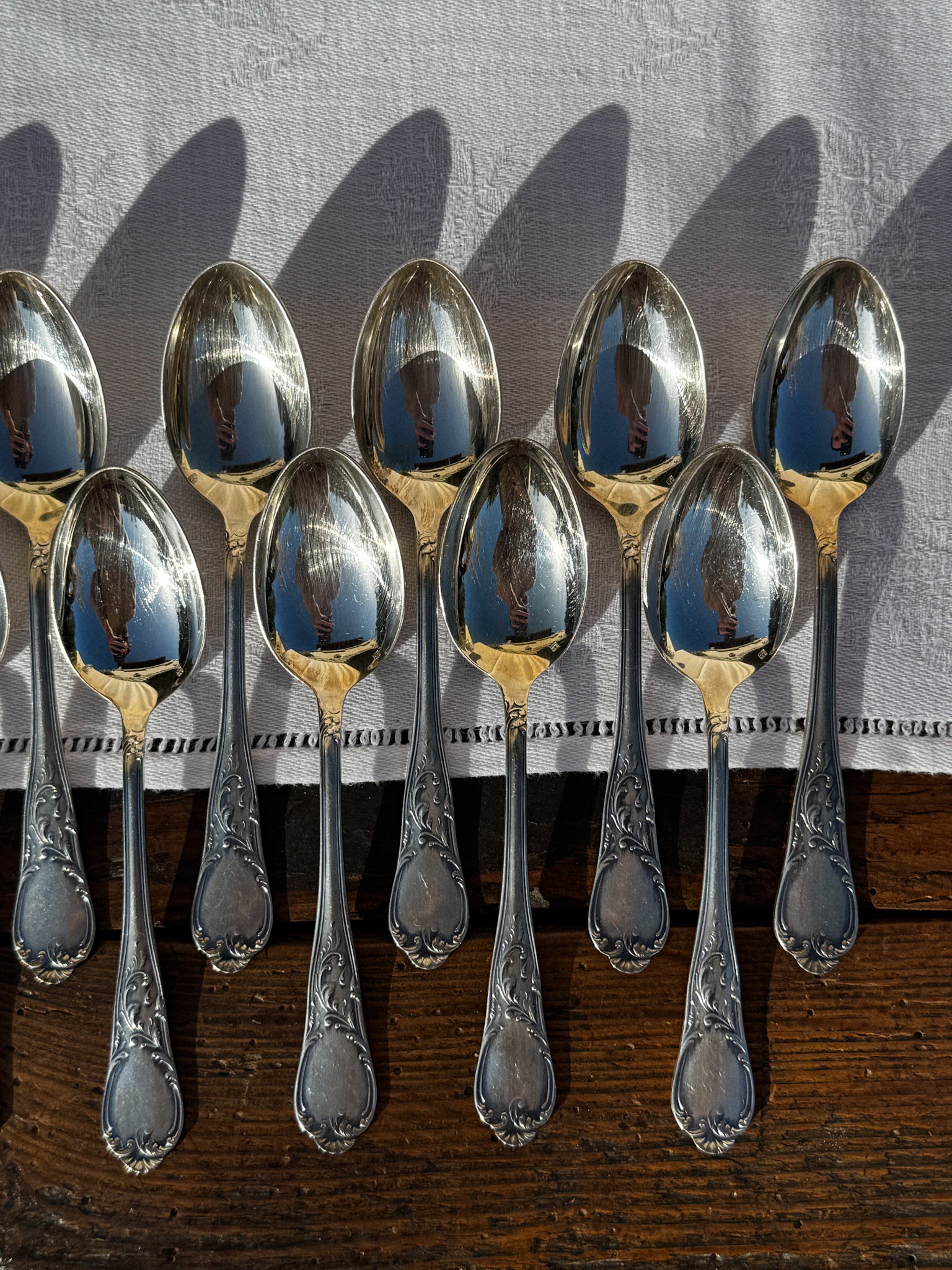 Sada 12 postříbřených zdobených starožitných lžiček v kazetě