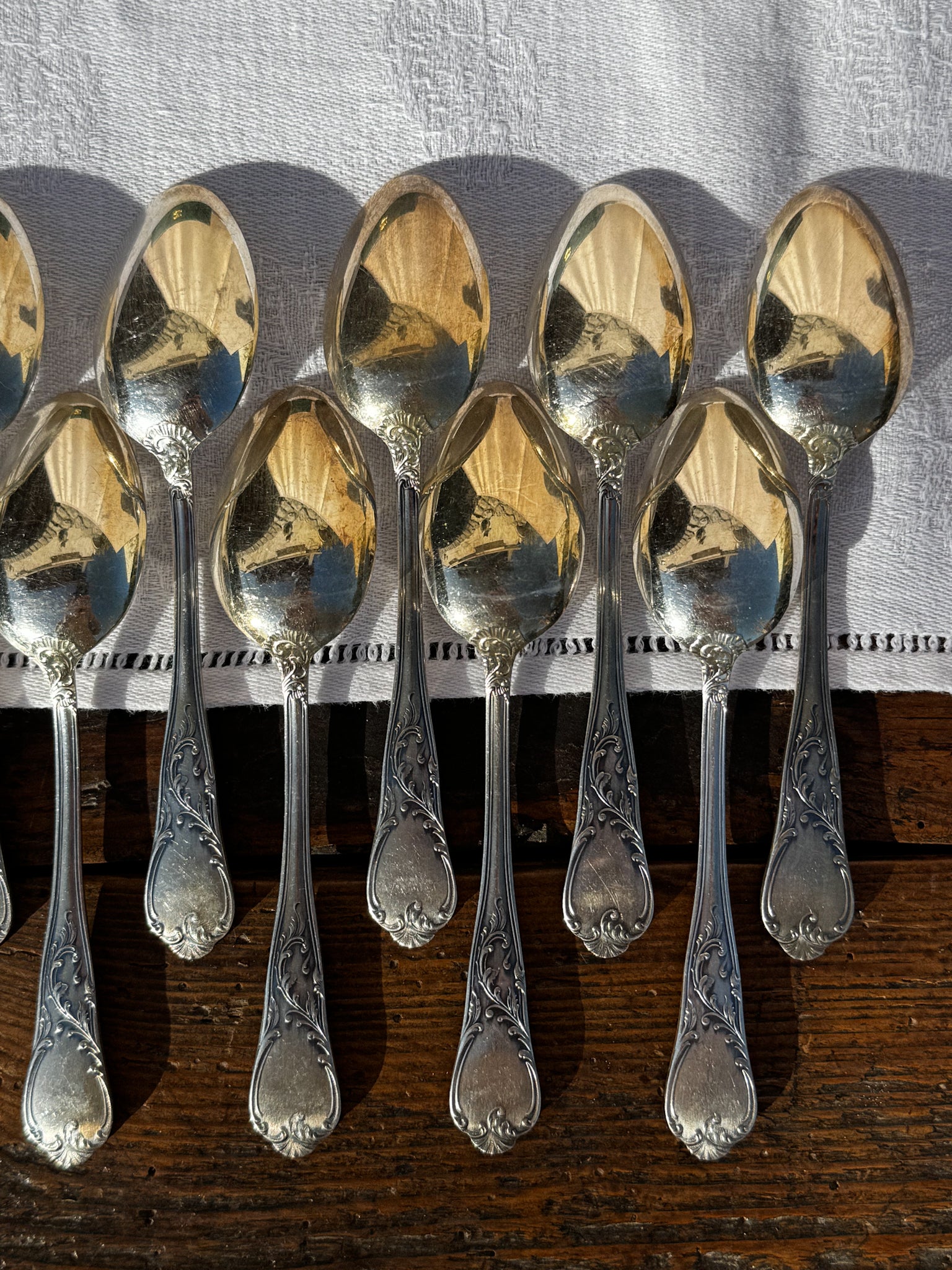 Sada 12 postříbřených zdobených starožitných lžiček v kazetě